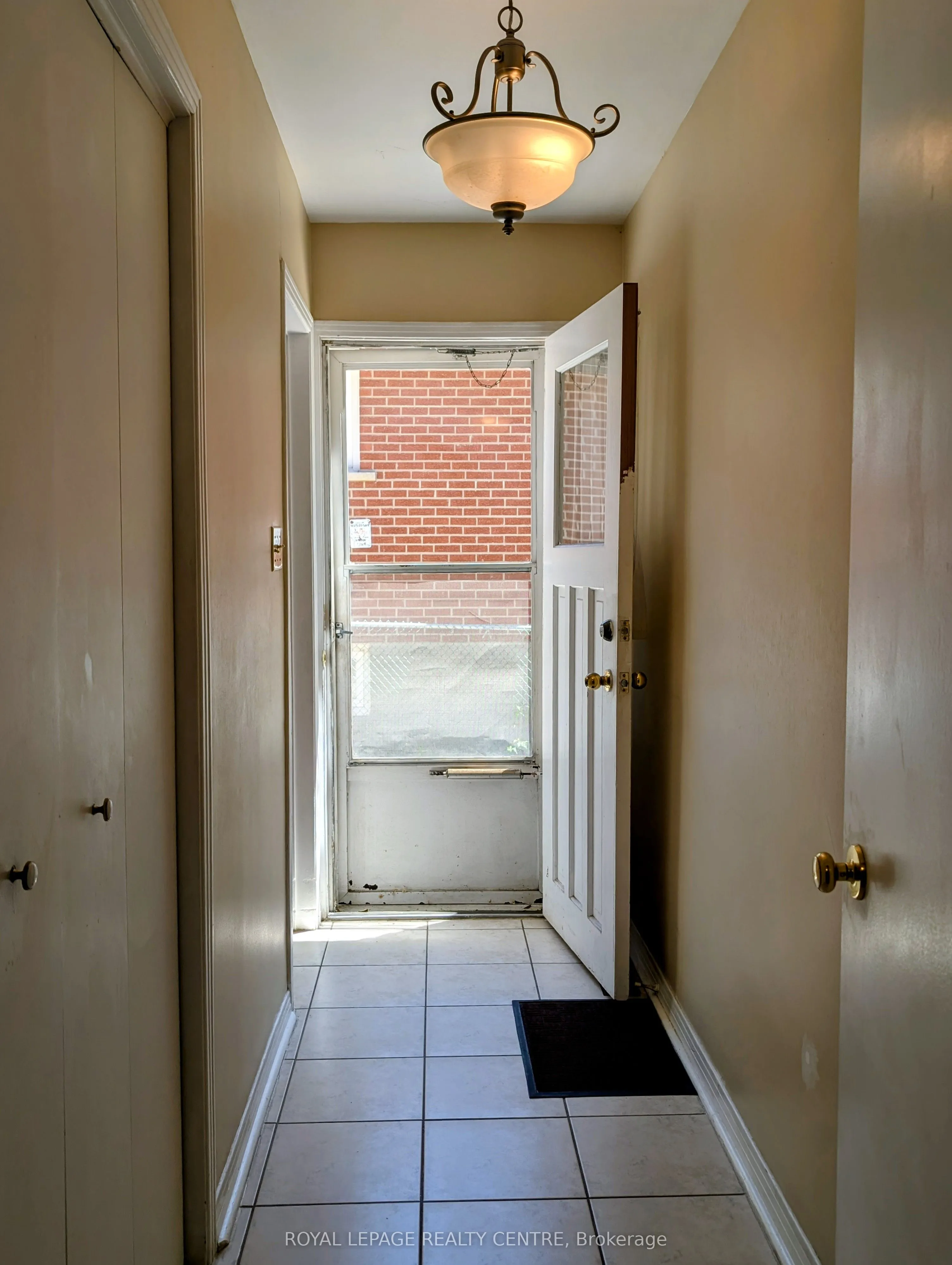 2560 Cynara Road