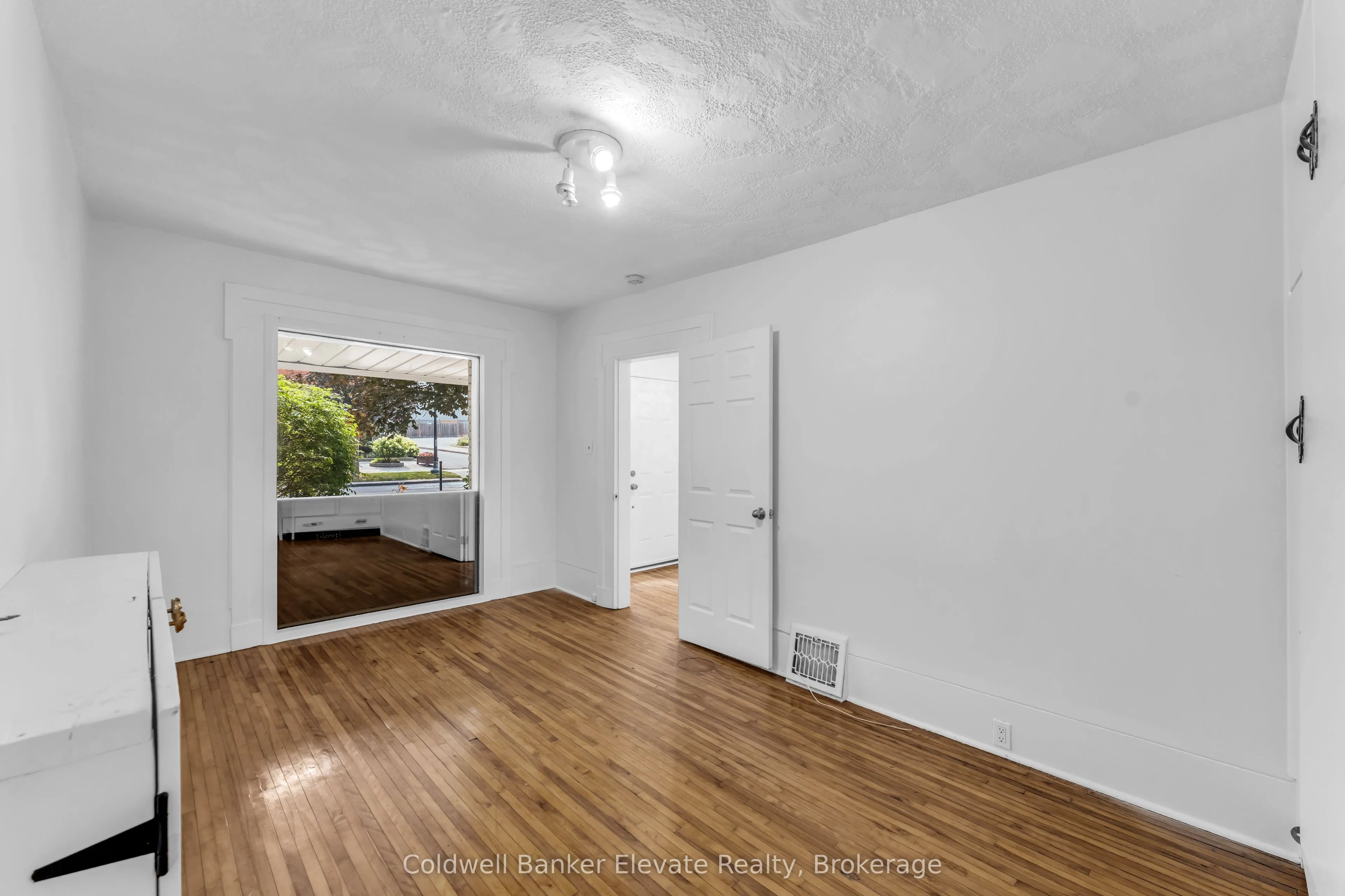 127 Main Street S