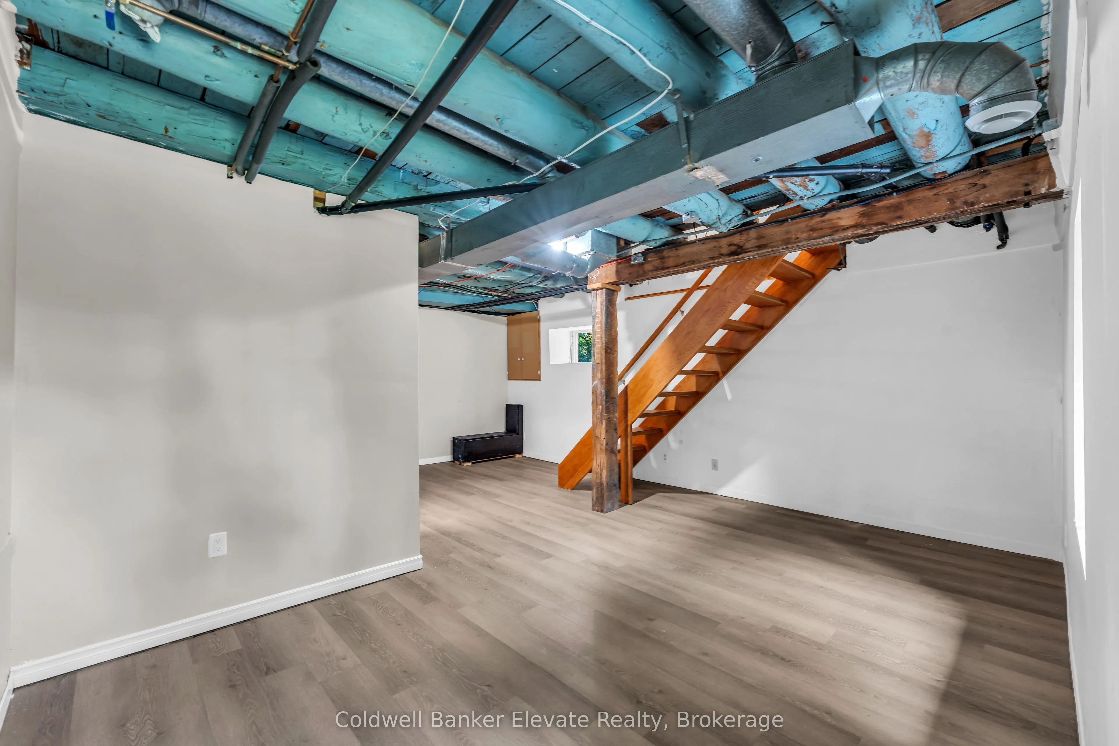 127 Main Street S