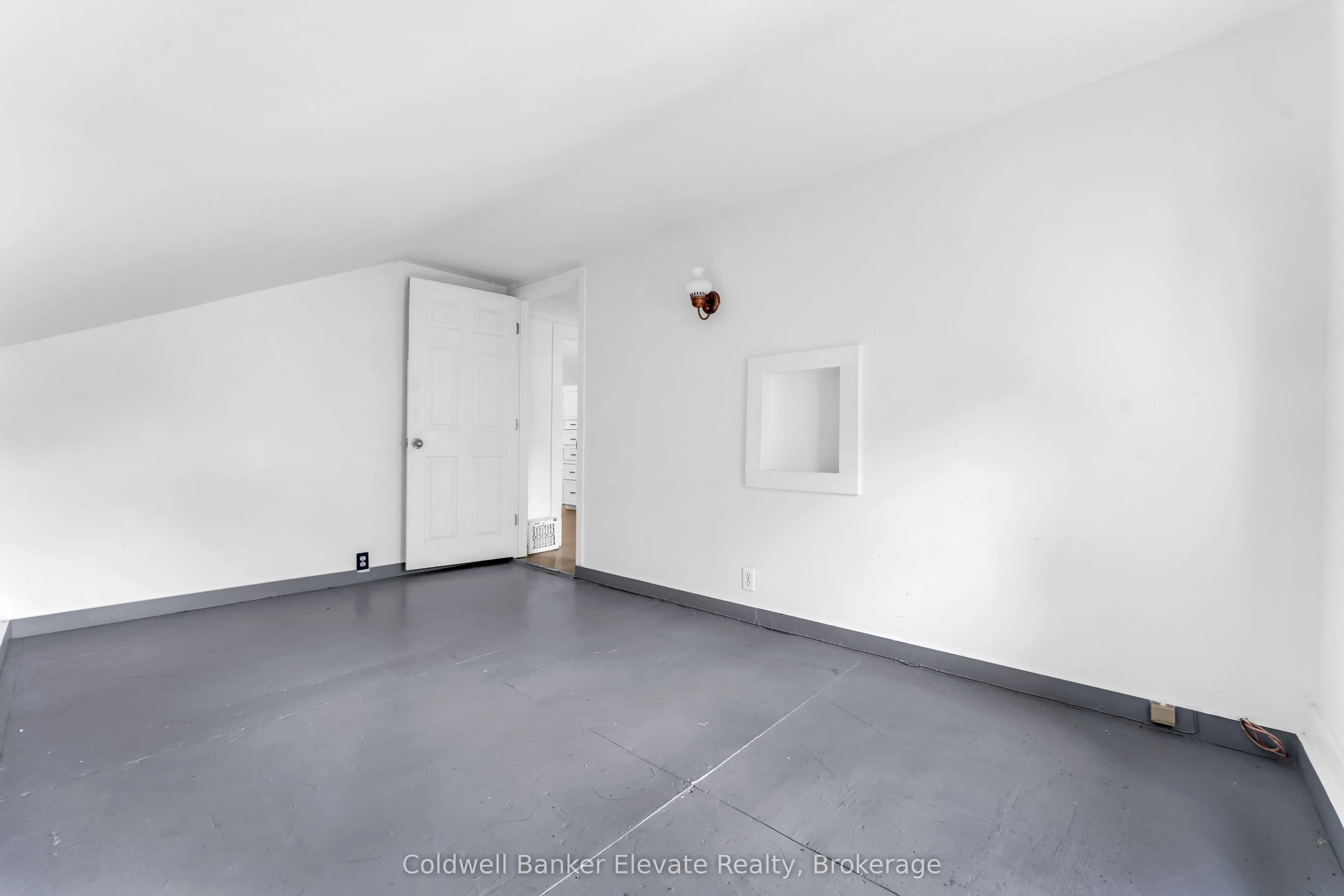 127 Main Street S