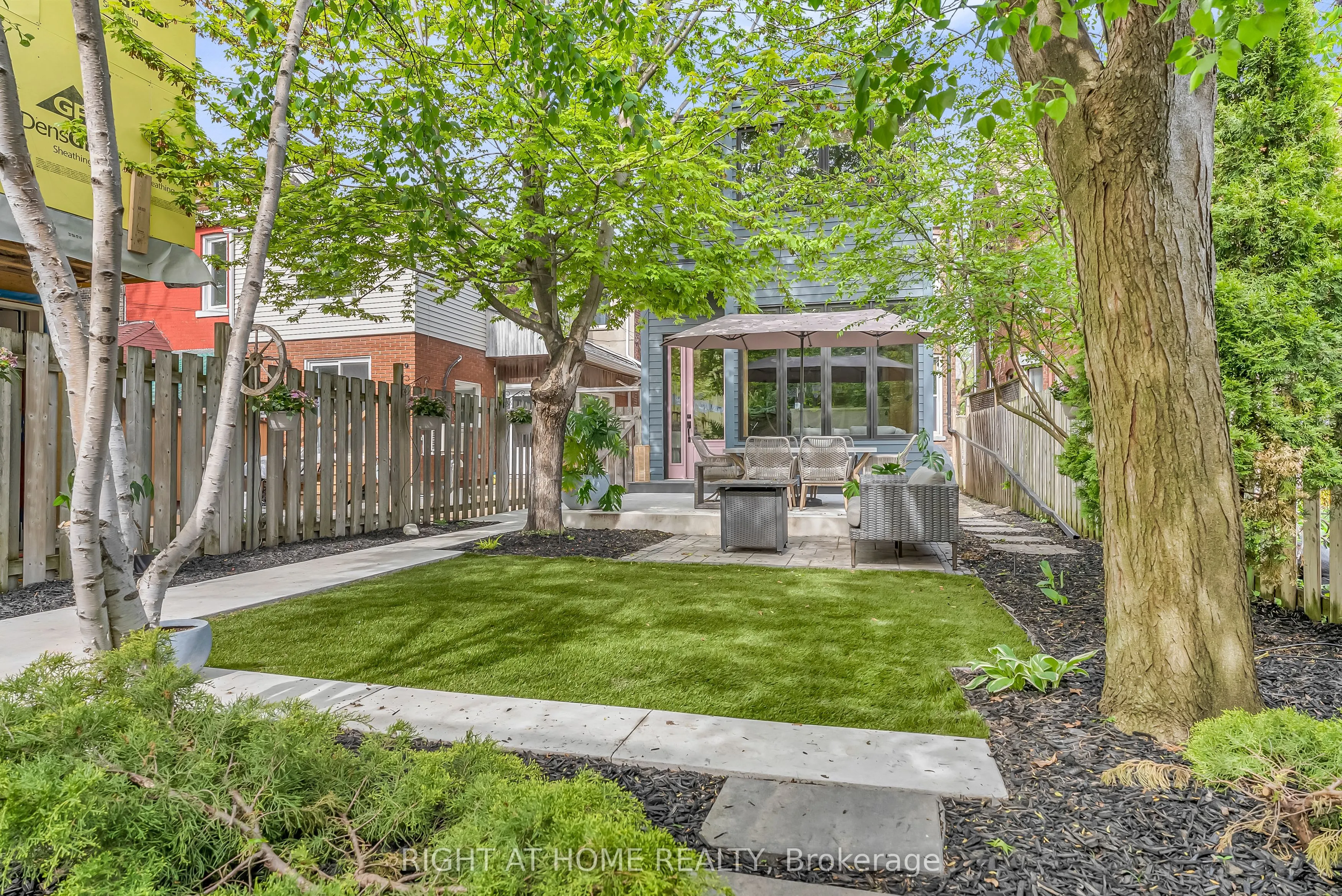 118 Lansdowne Avenue