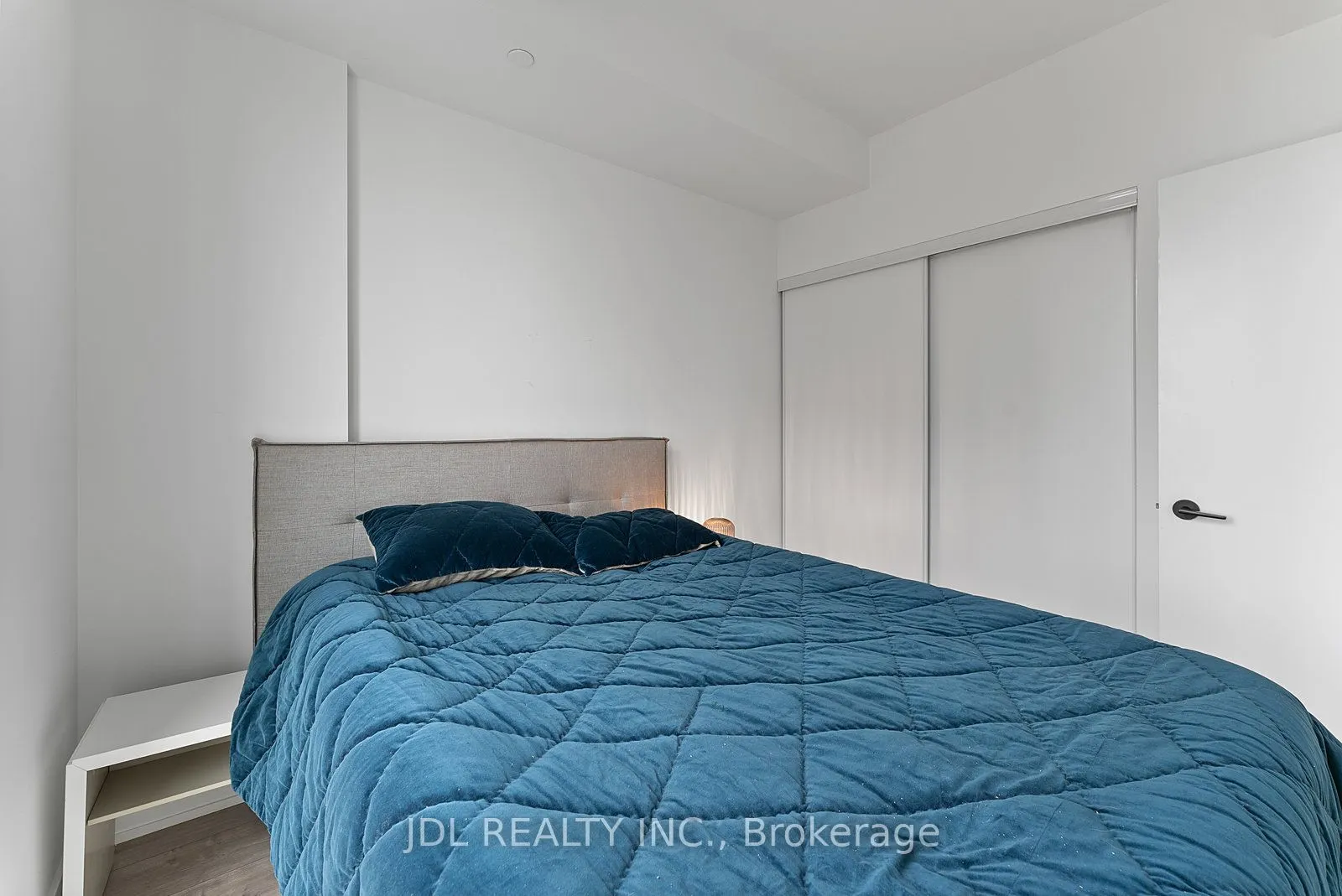 215 Lakeshore Road W #519