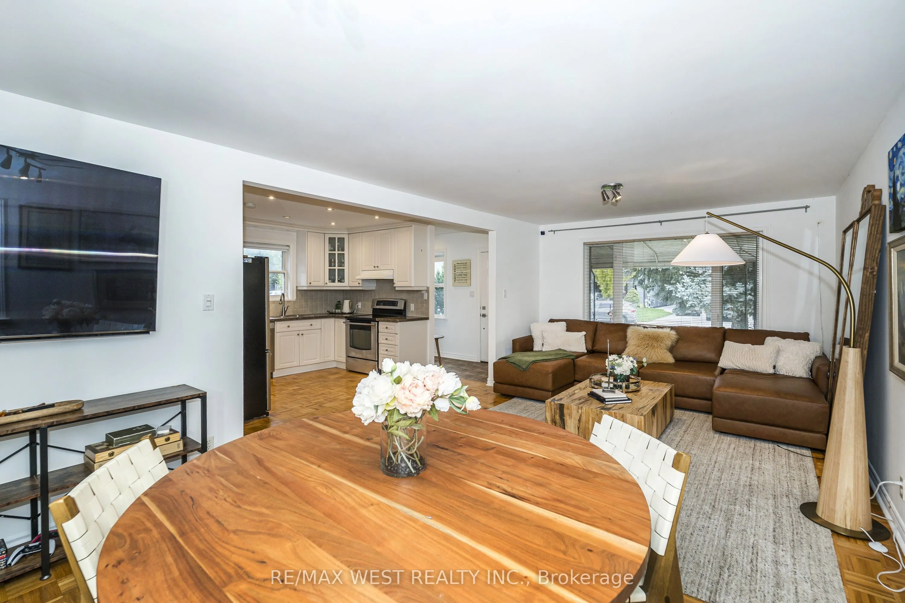 32 Pine Avenue N