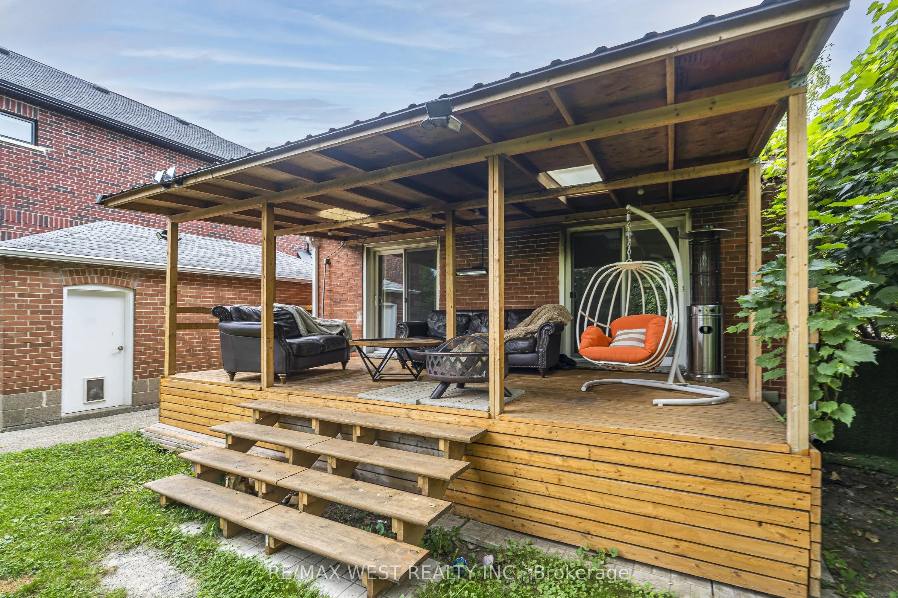 32 Pine Avenue N