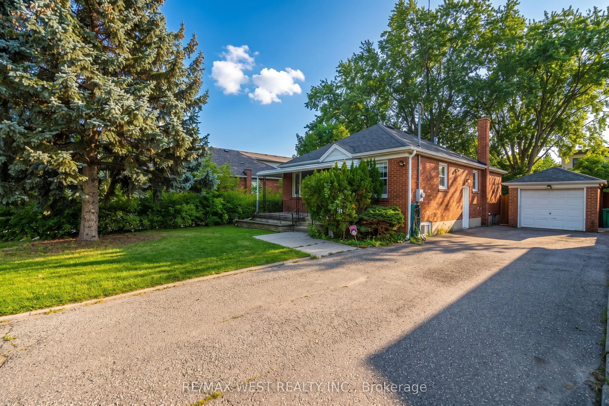 32 Pine Avenue N