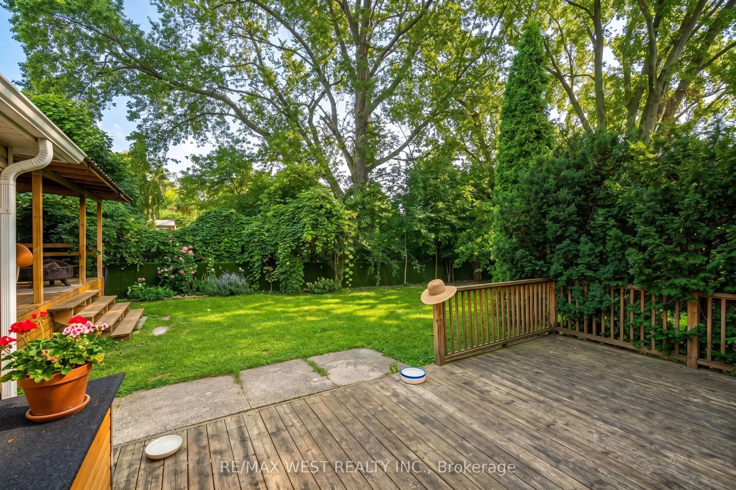 32 Pine Avenue N