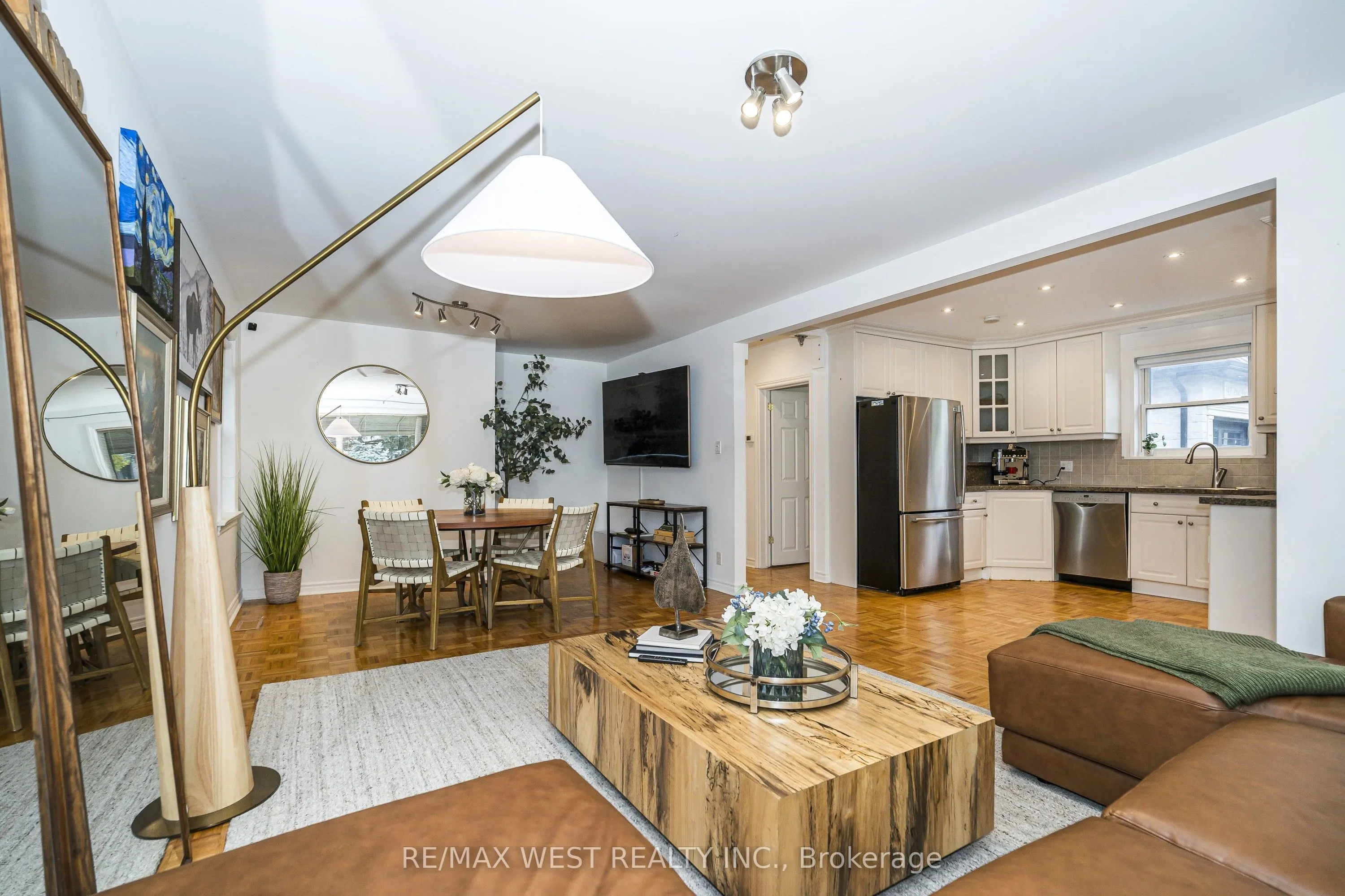 32 Pine Avenue N