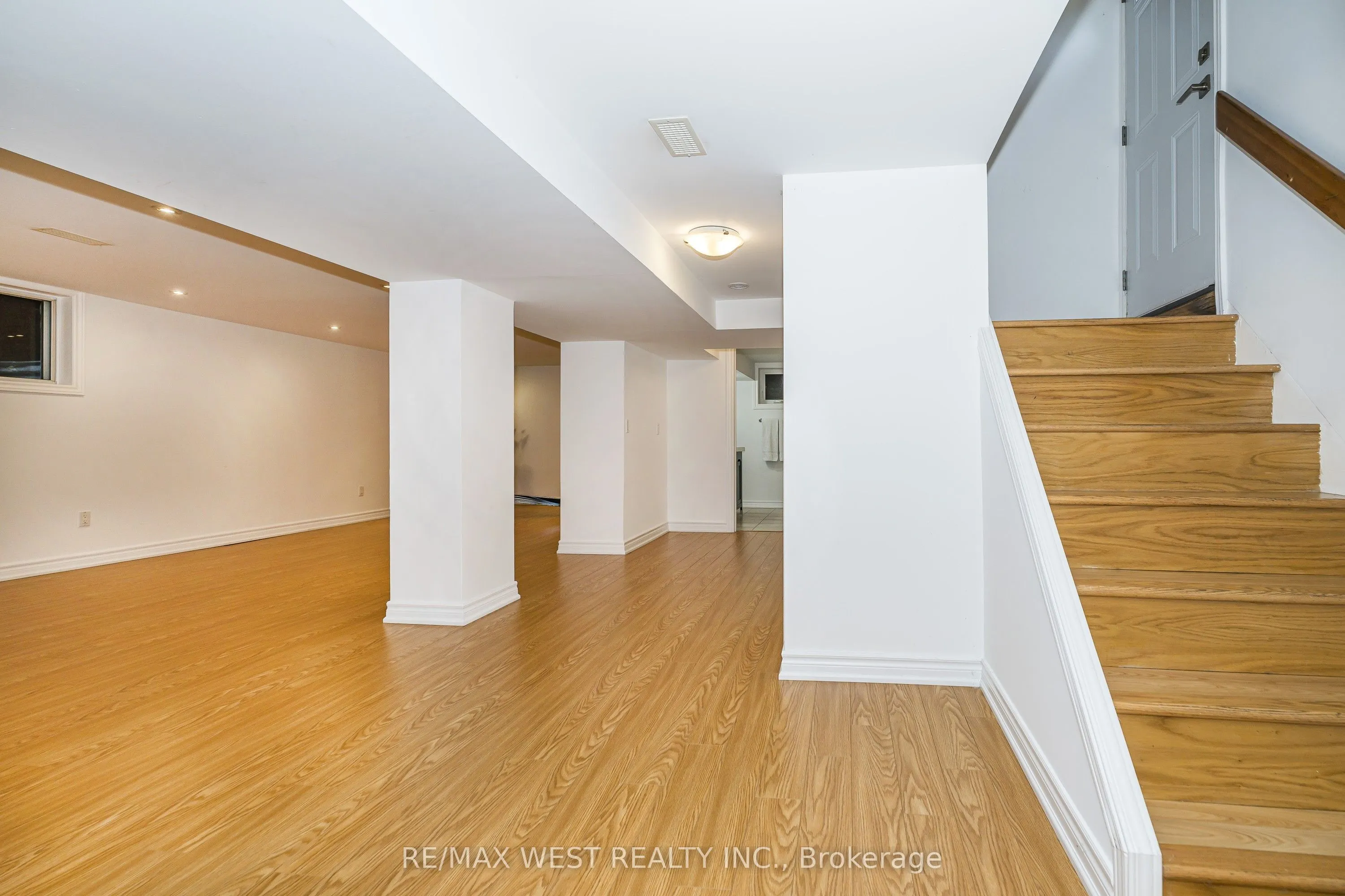 32 Pine Avenue N