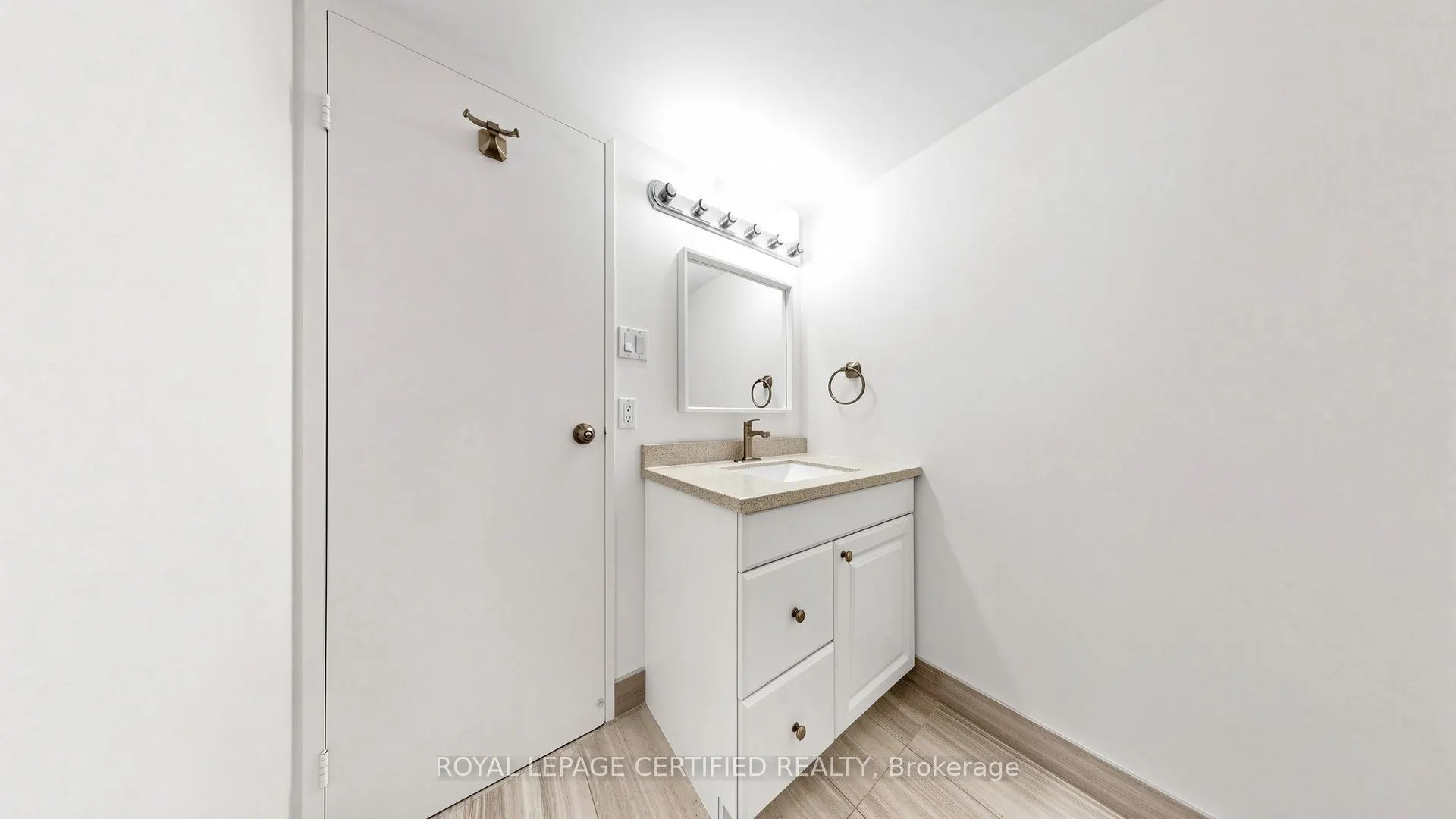 3650 Kaneff Crescent #802