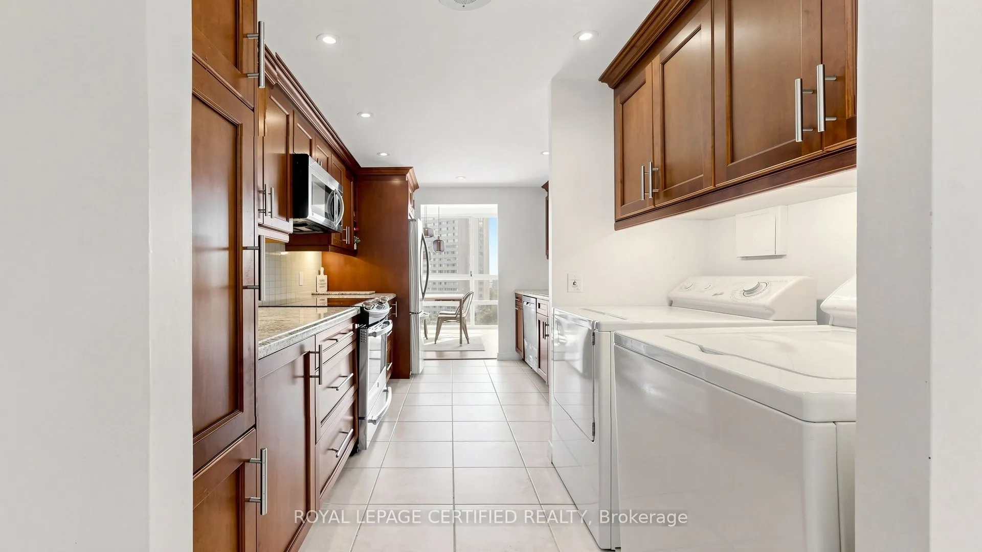 3650 Kaneff Crescent #802