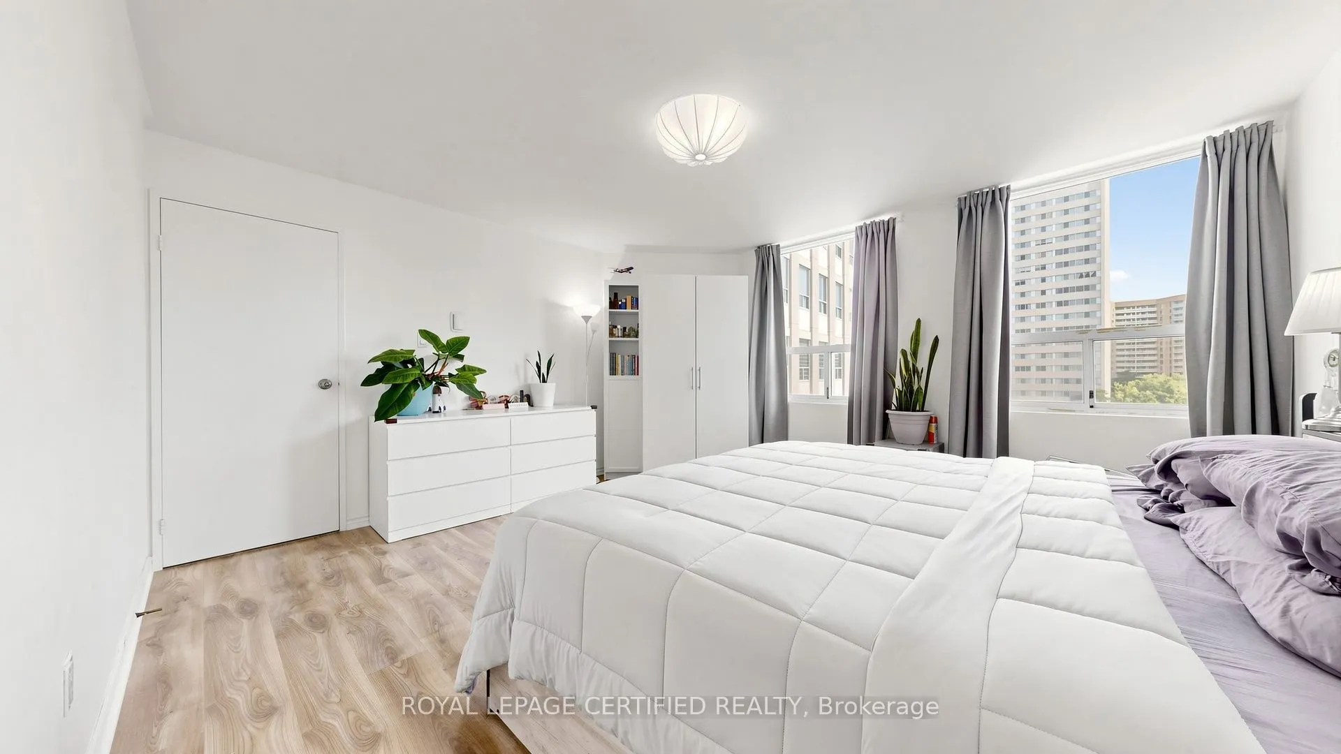3650 Kaneff Crescent #802