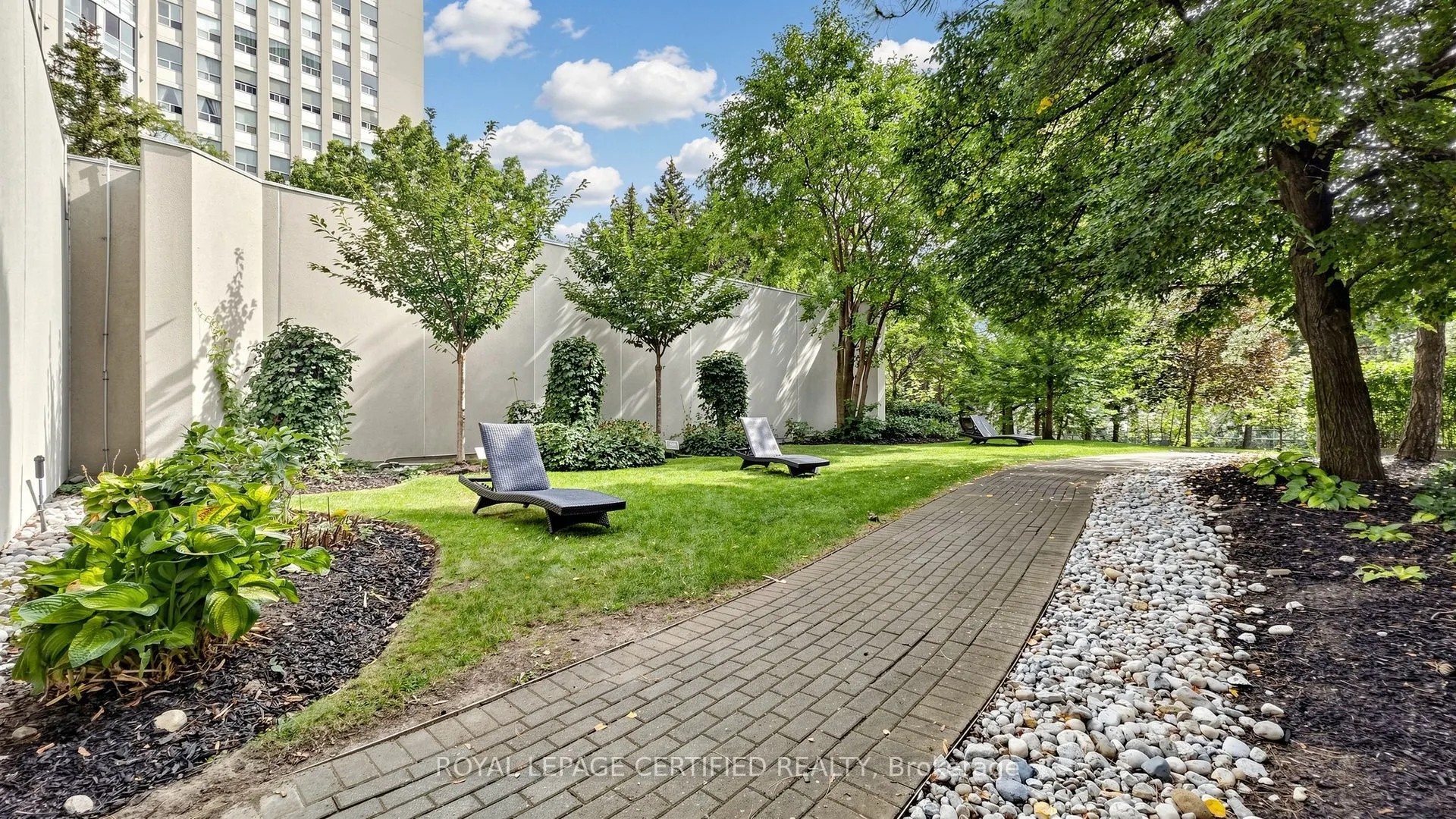 3650 Kaneff Crescent #802