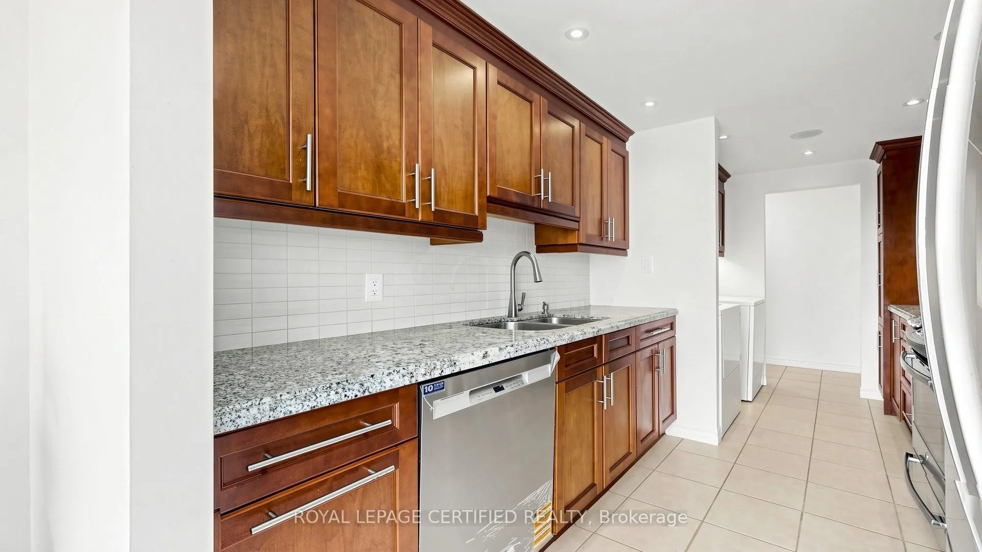 3650 Kaneff Crescent #802
