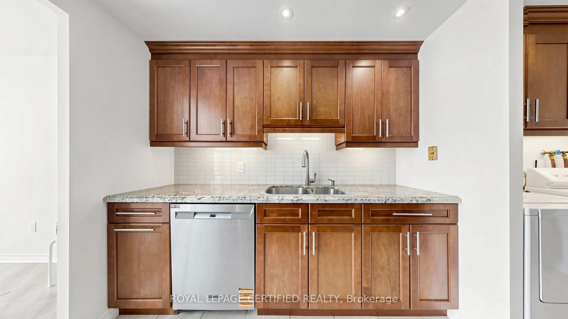 3650 Kaneff Crescent #802