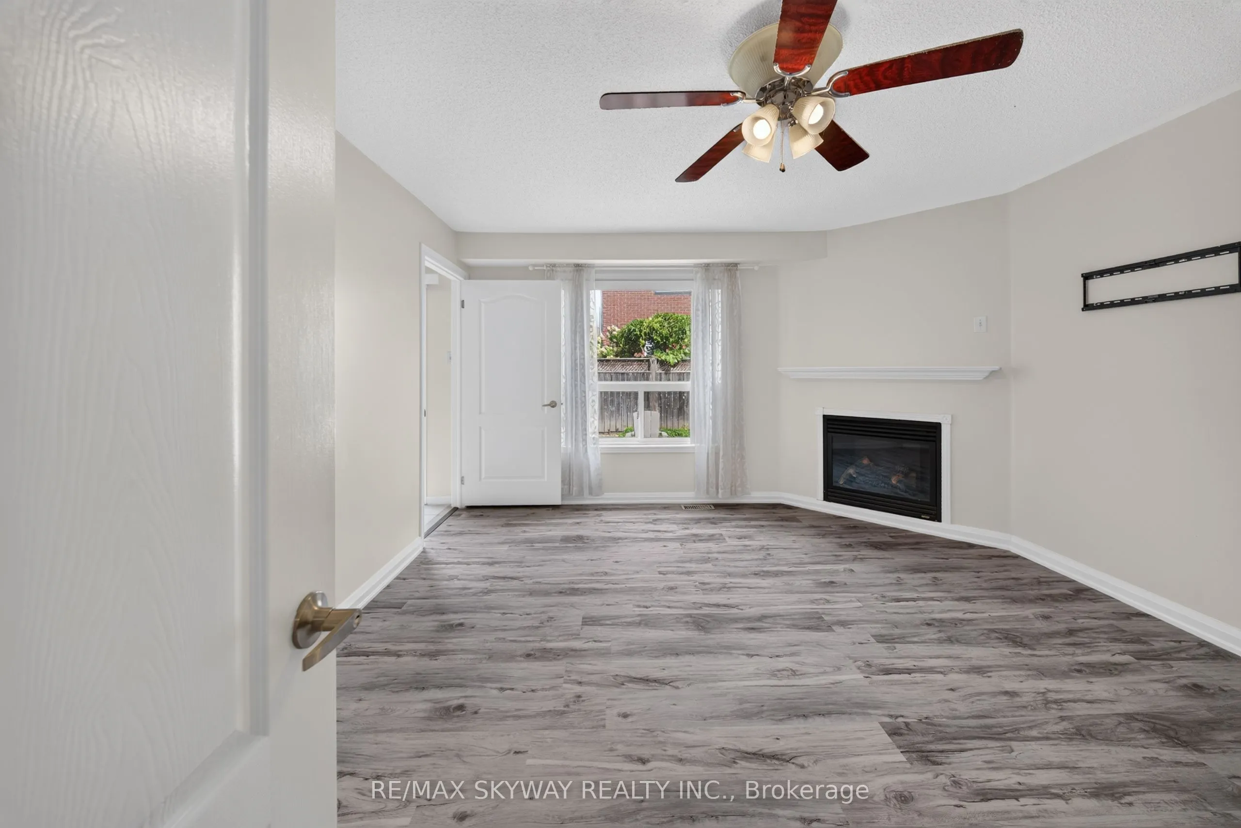 7 Madronna Gardens