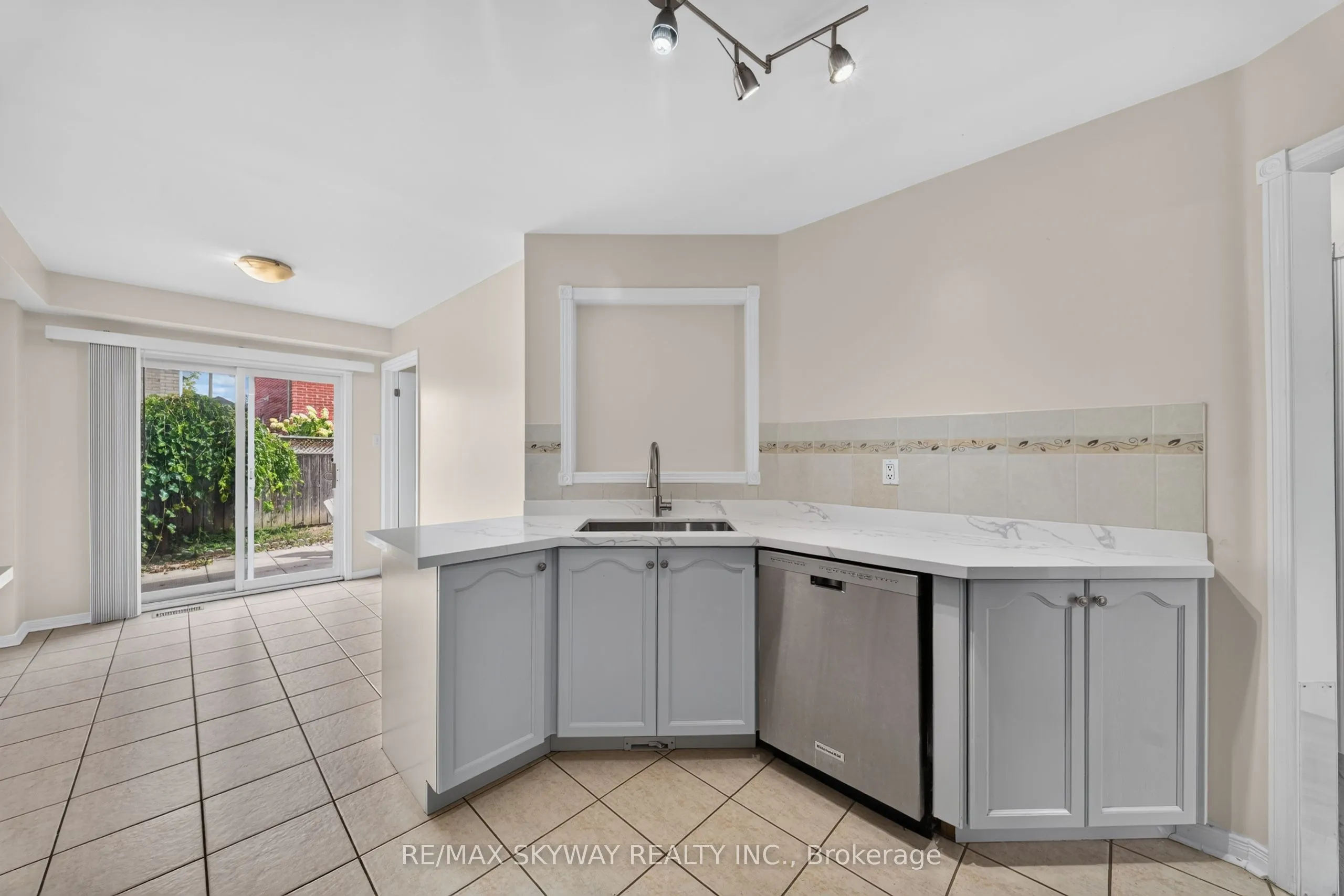 7 Madronna Gardens