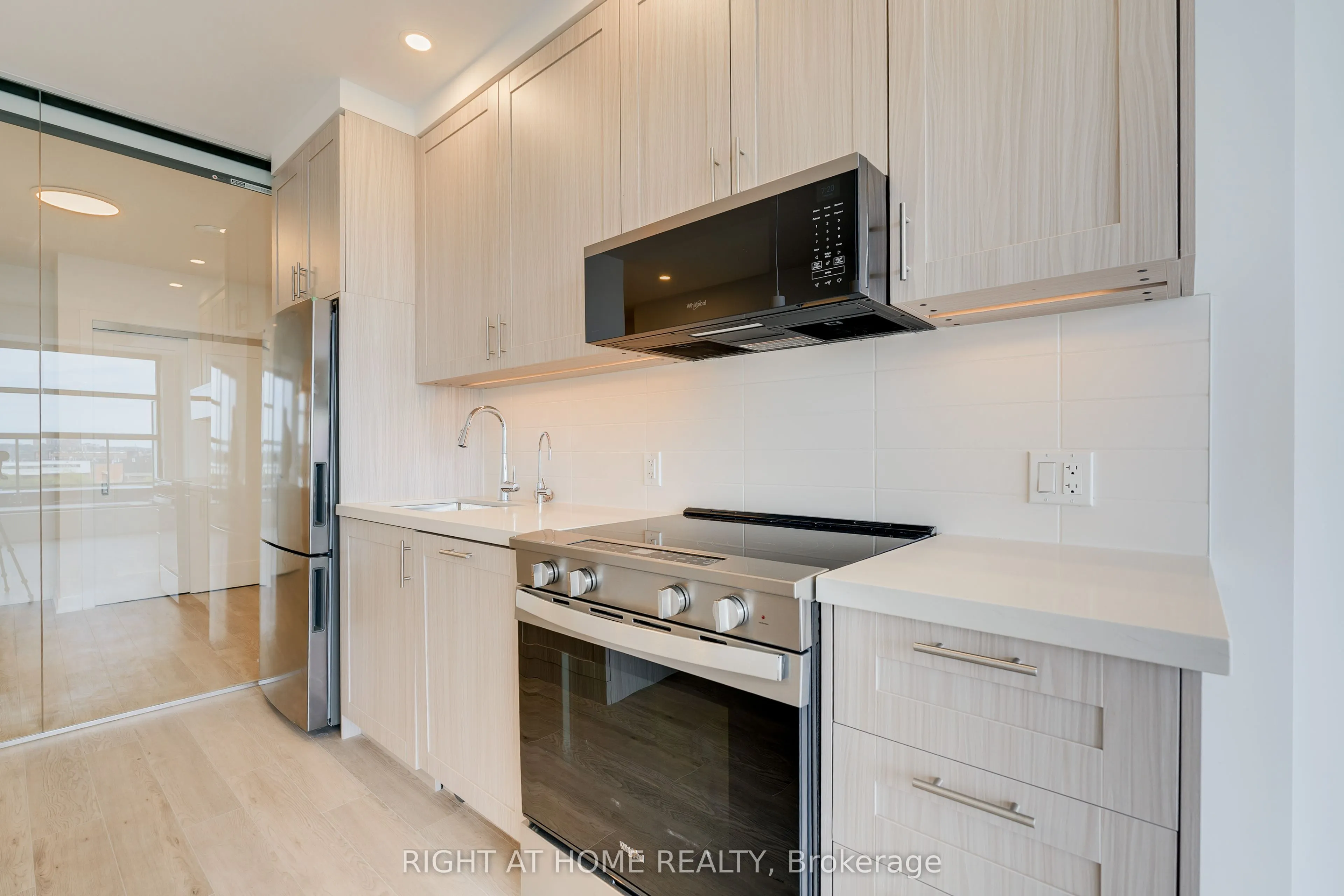 2946 Dundas Street W #605