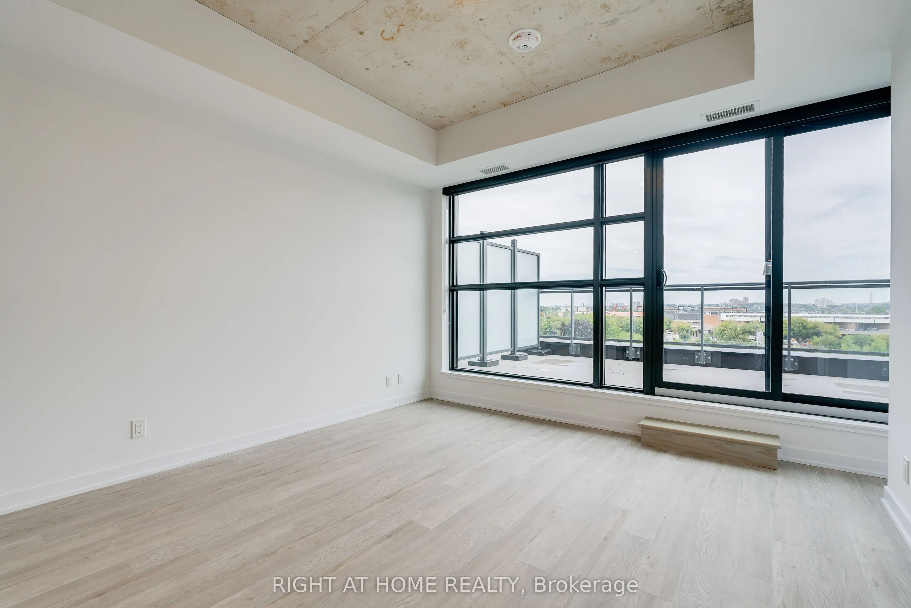 2946 Dundas Street W #605