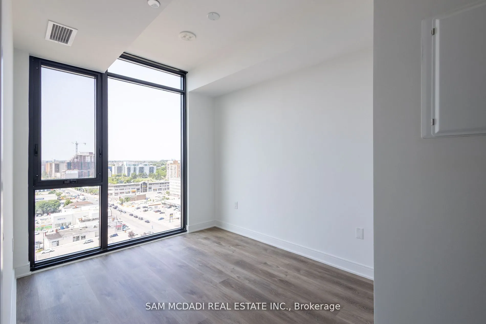 86 Dundas Street E #1517