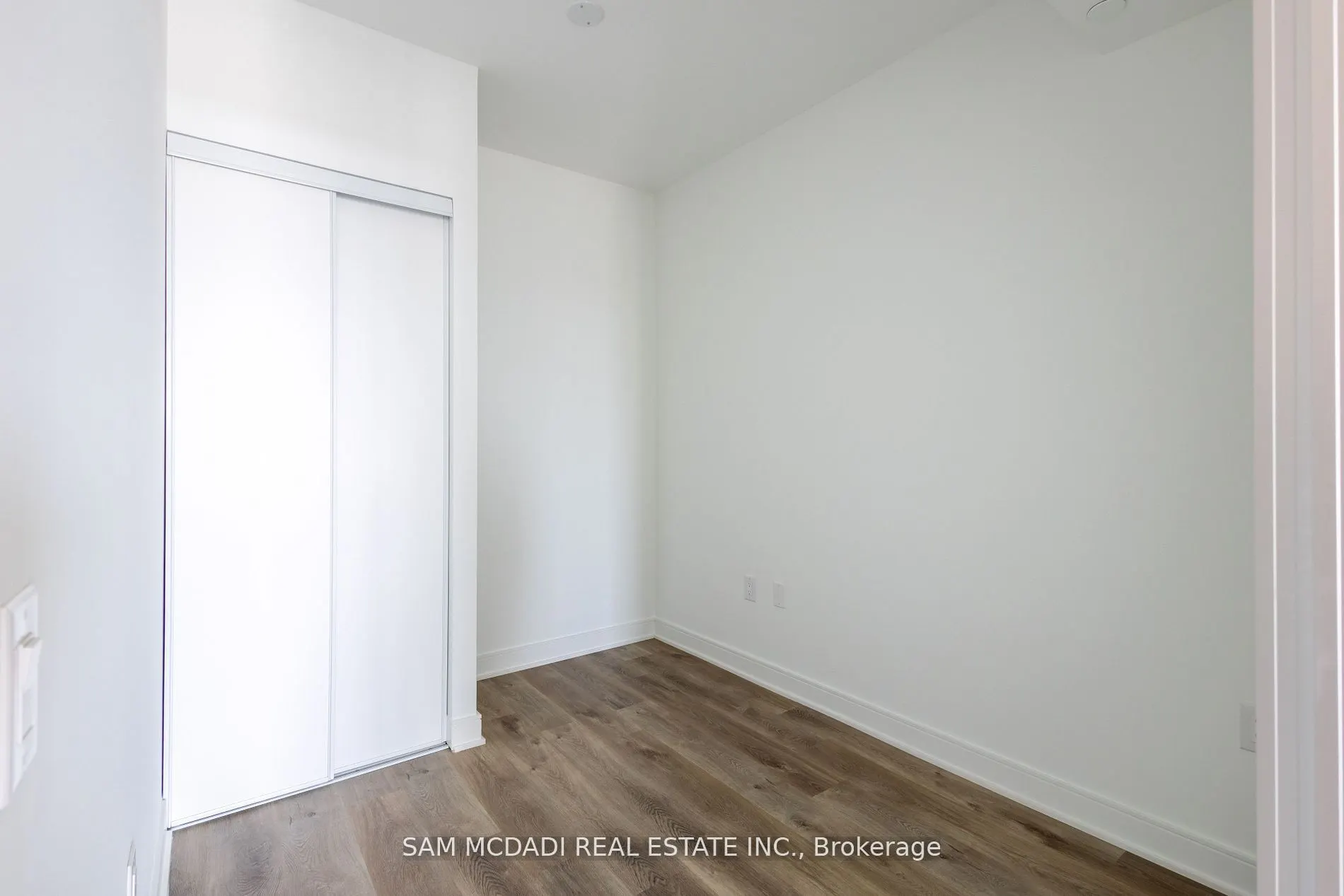 86 Dundas Street E #1517