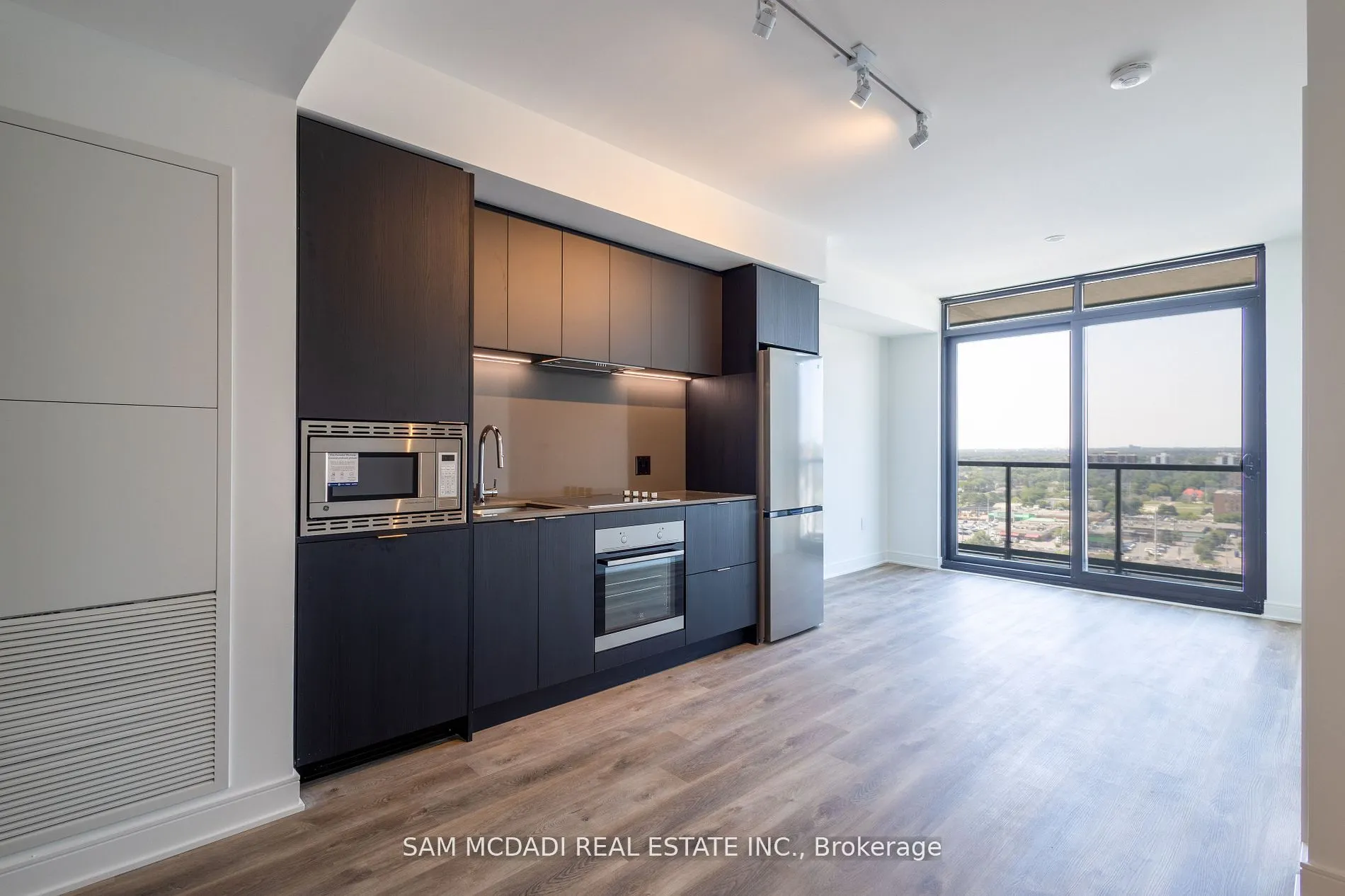 86 Dundas Street E #1517