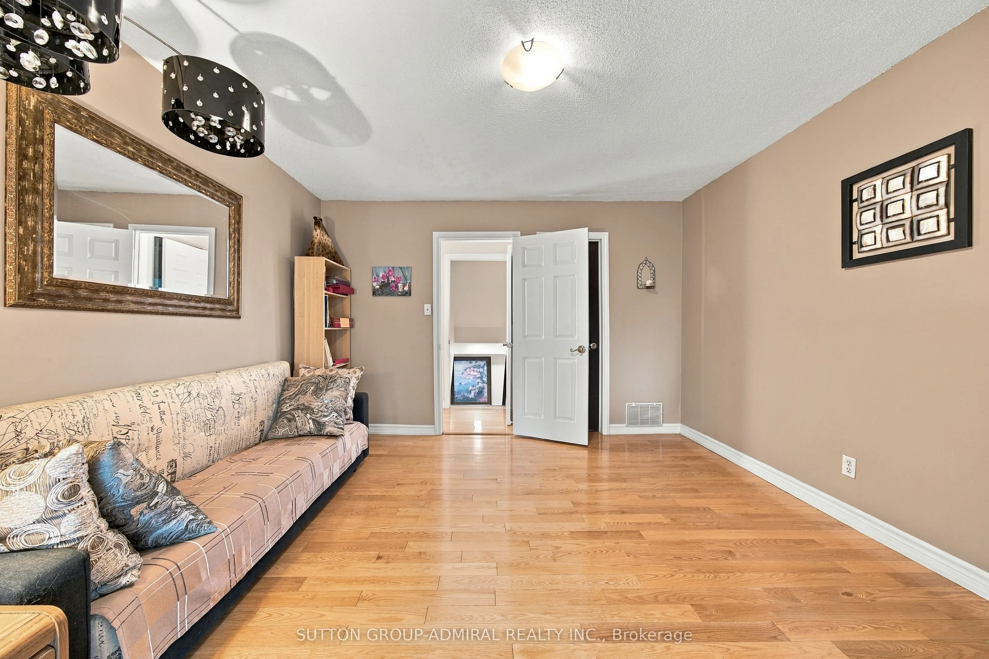 1871 Silverberry Crescent