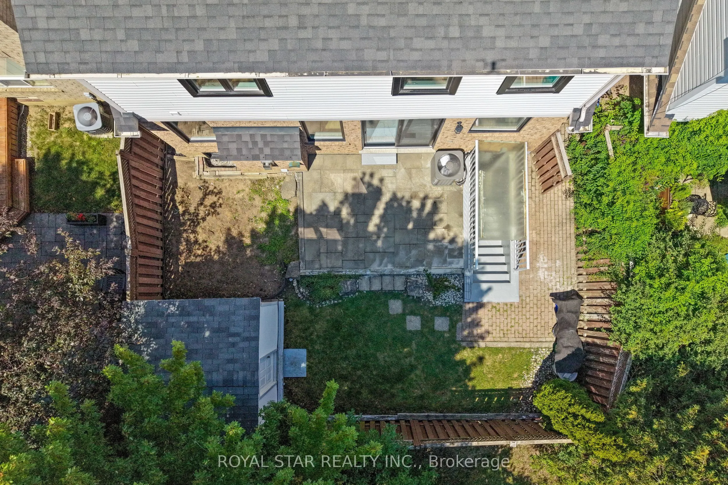 1522 Swann Crescent