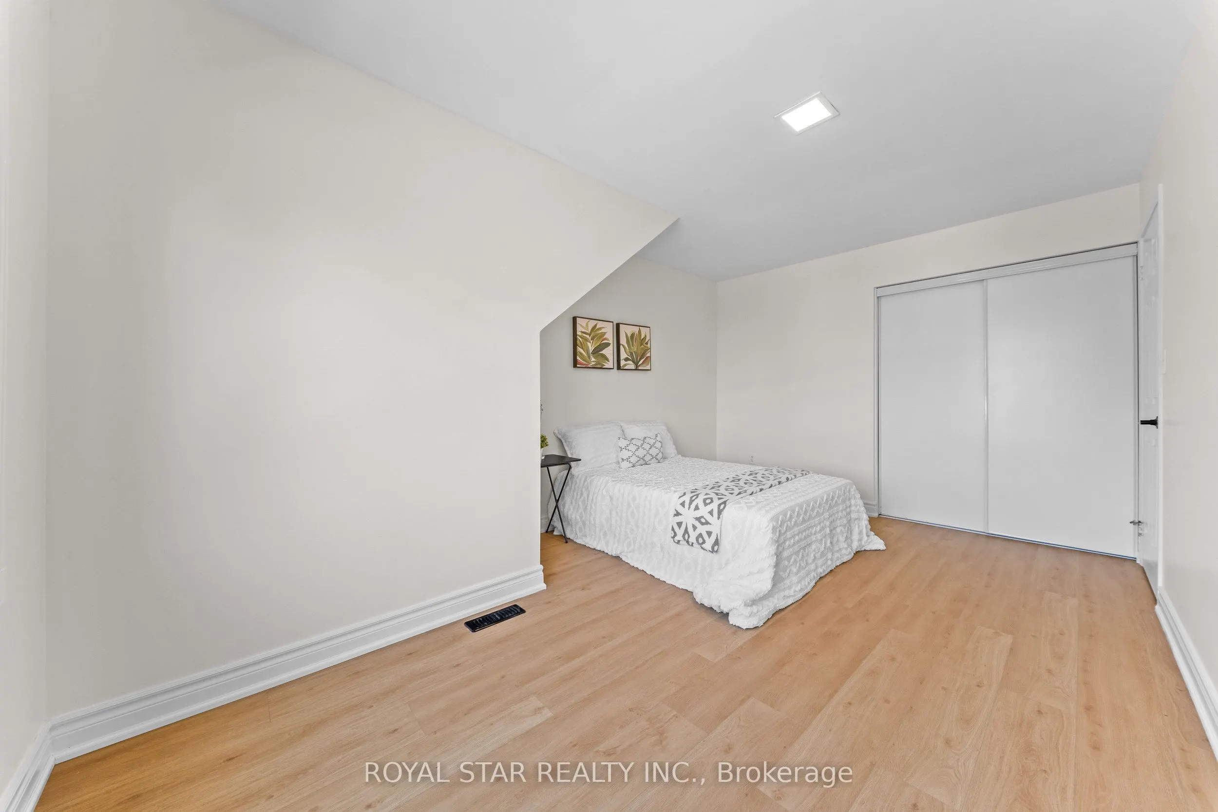 1522 Swann Crescent