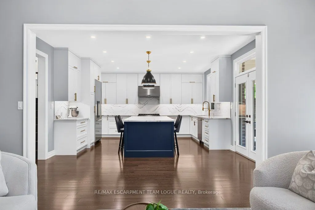 888 Park Avenue W