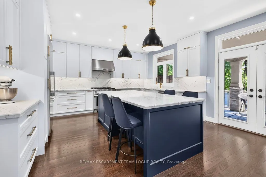 888 Park Avenue W