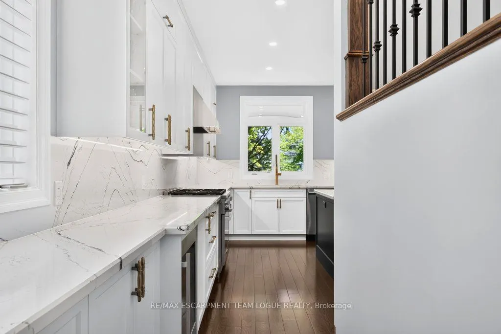 888 Park Avenue W