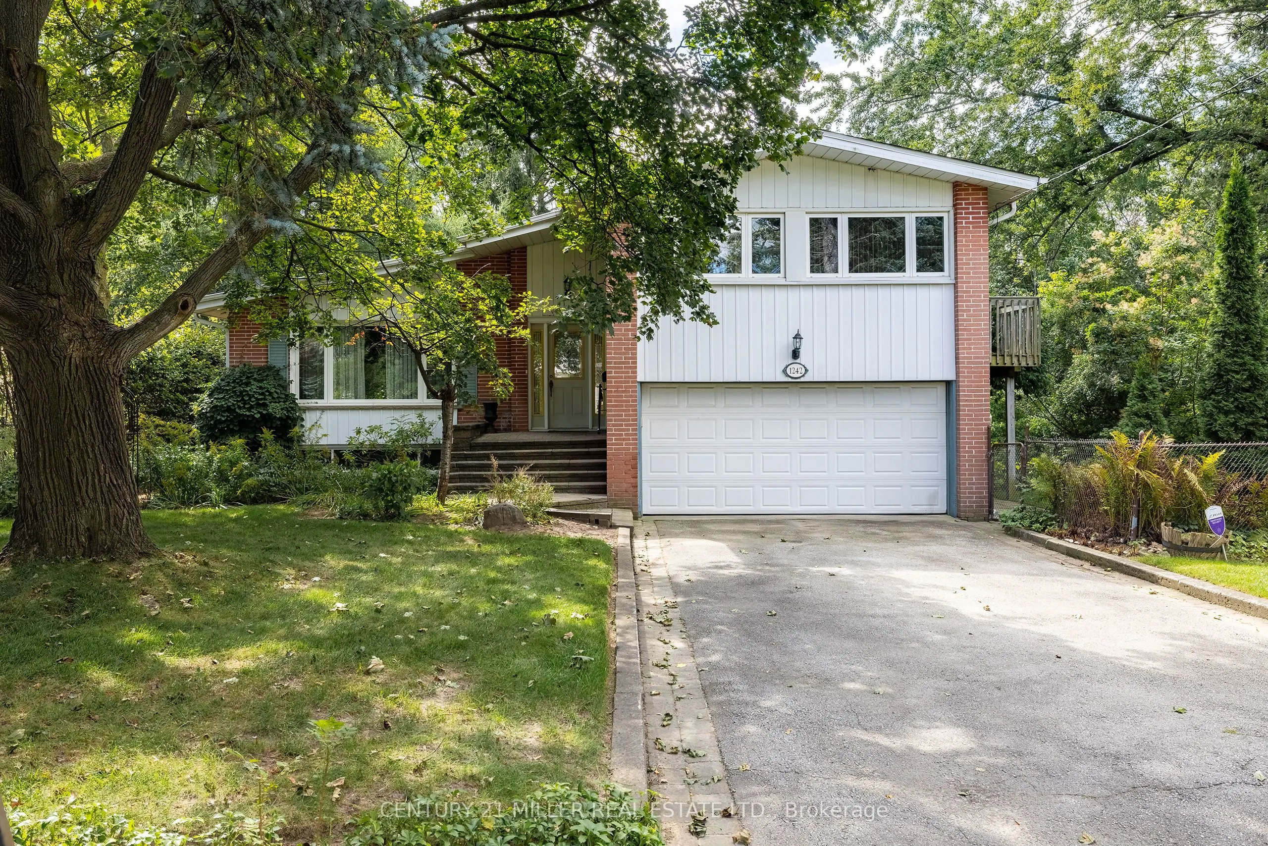 1242 Donlea Crescent