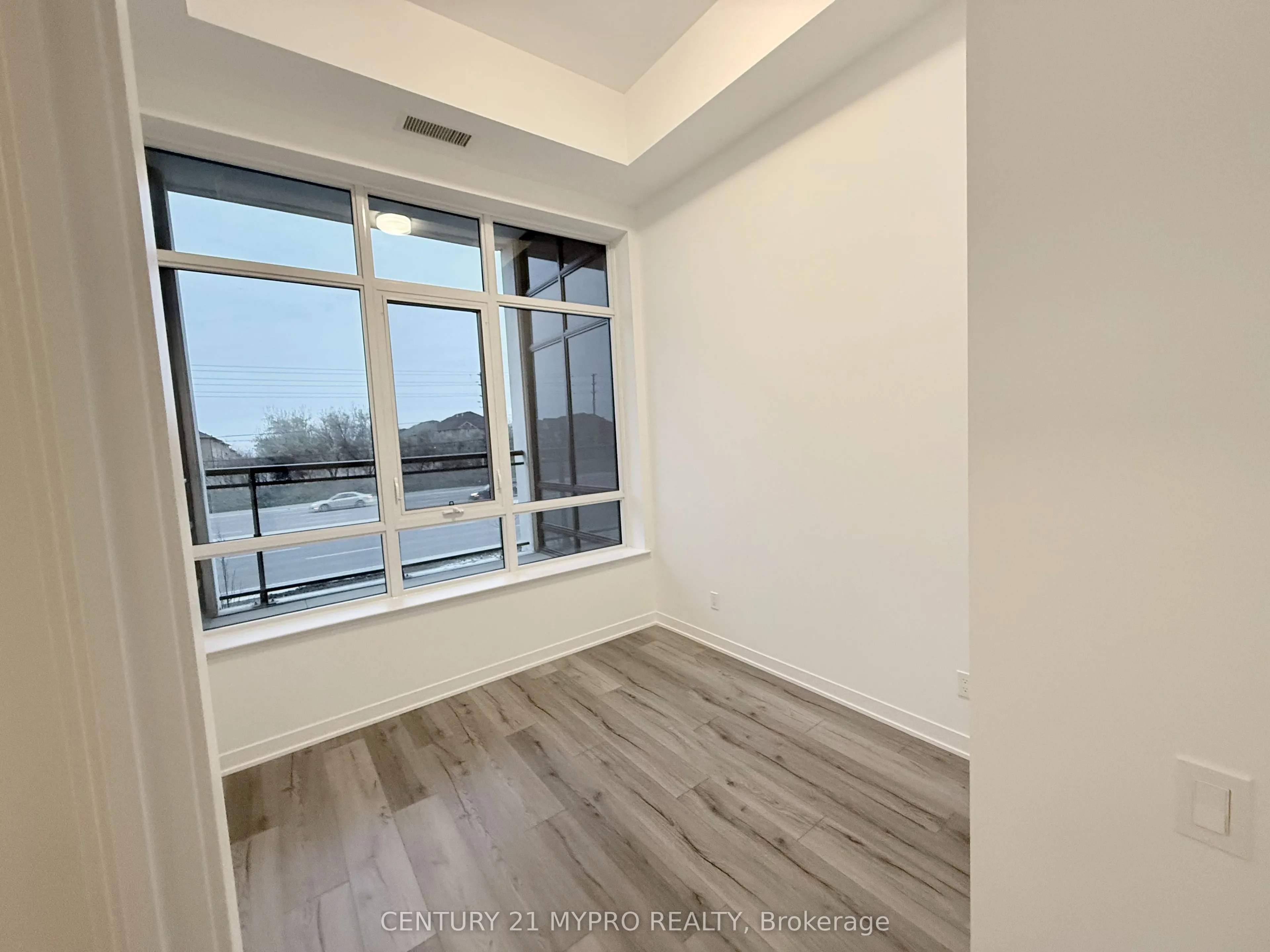 395 Dundas Street W #115