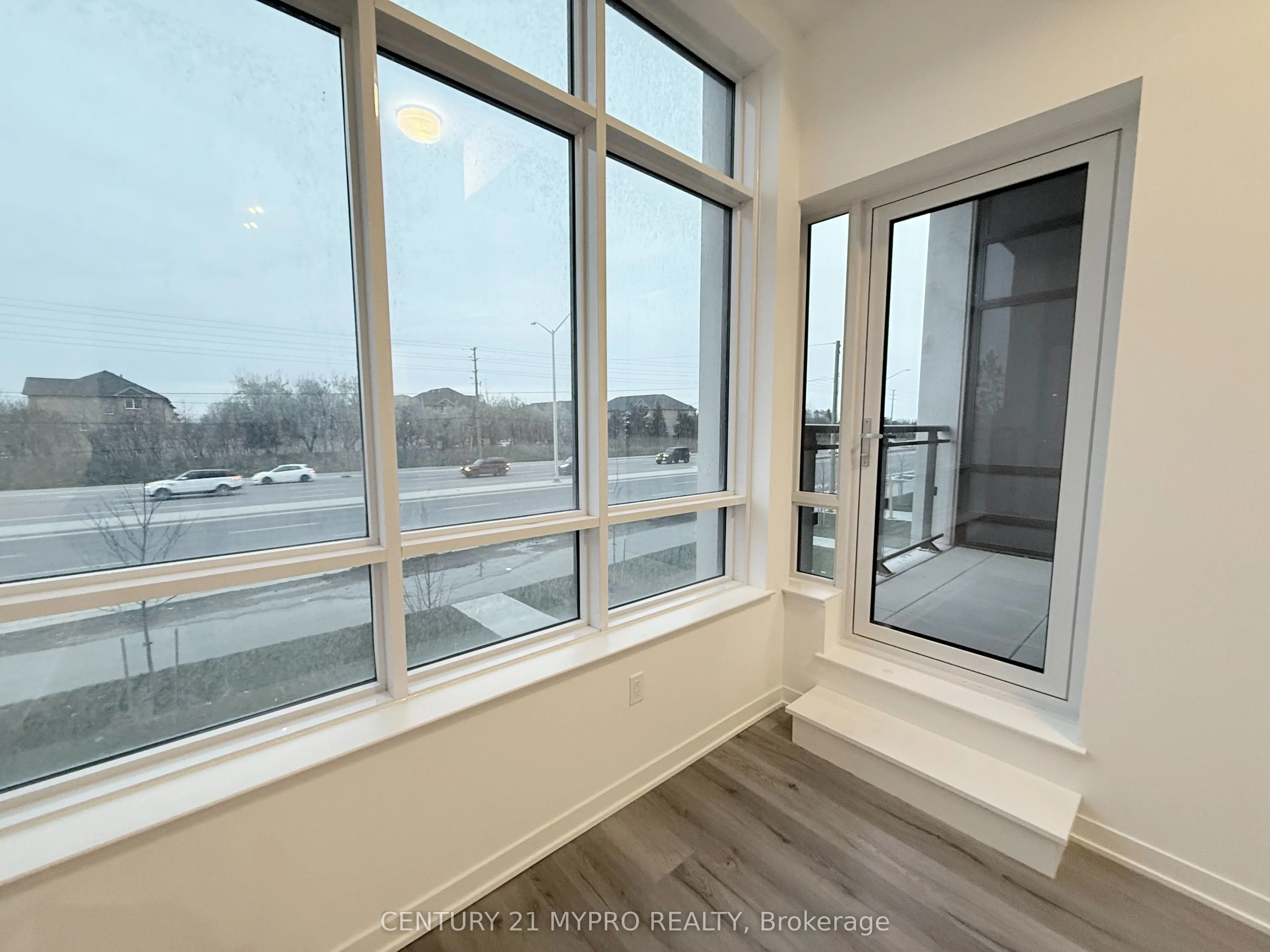 395 Dundas Street W #115