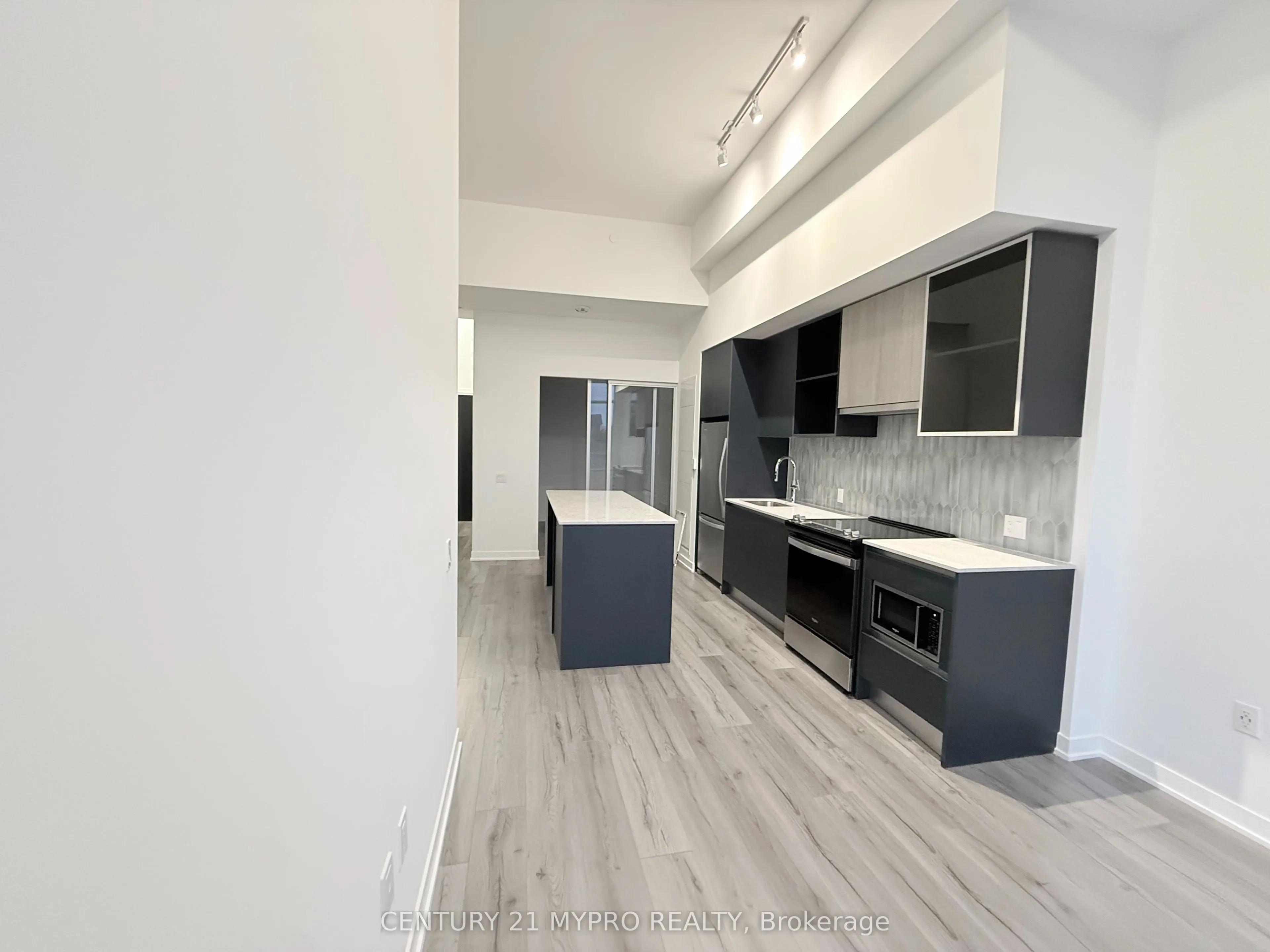 395 Dundas Street W #115