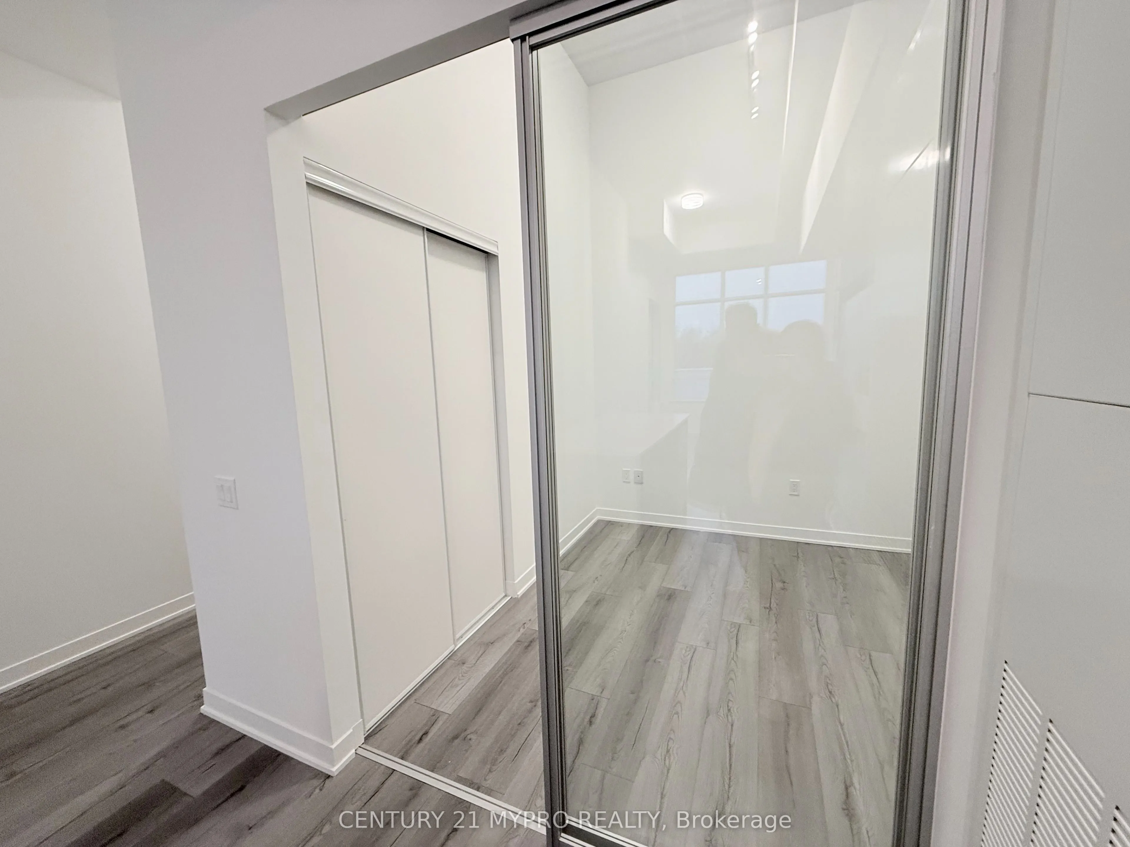 395 Dundas Street W #115