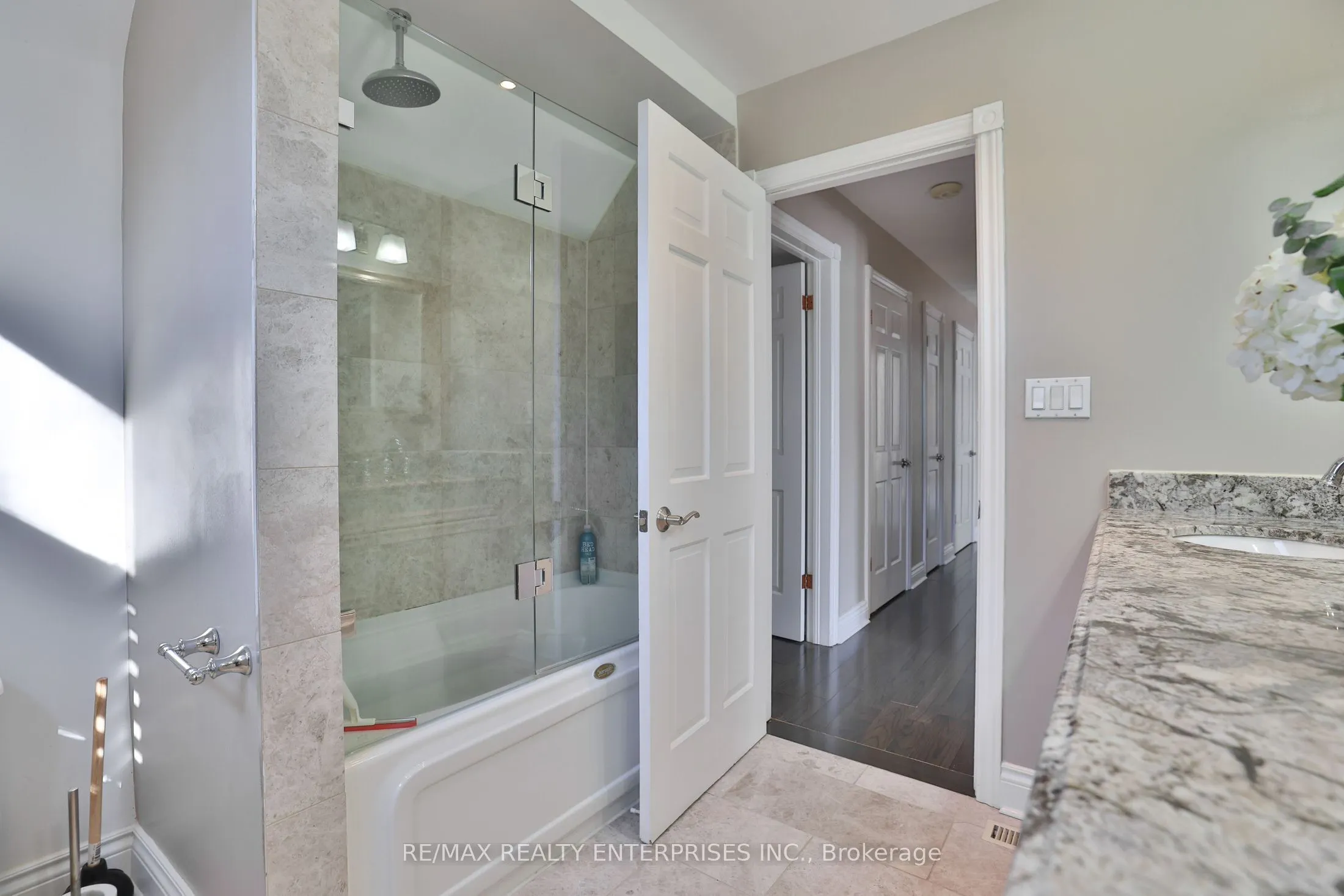 208 Mineola Road W