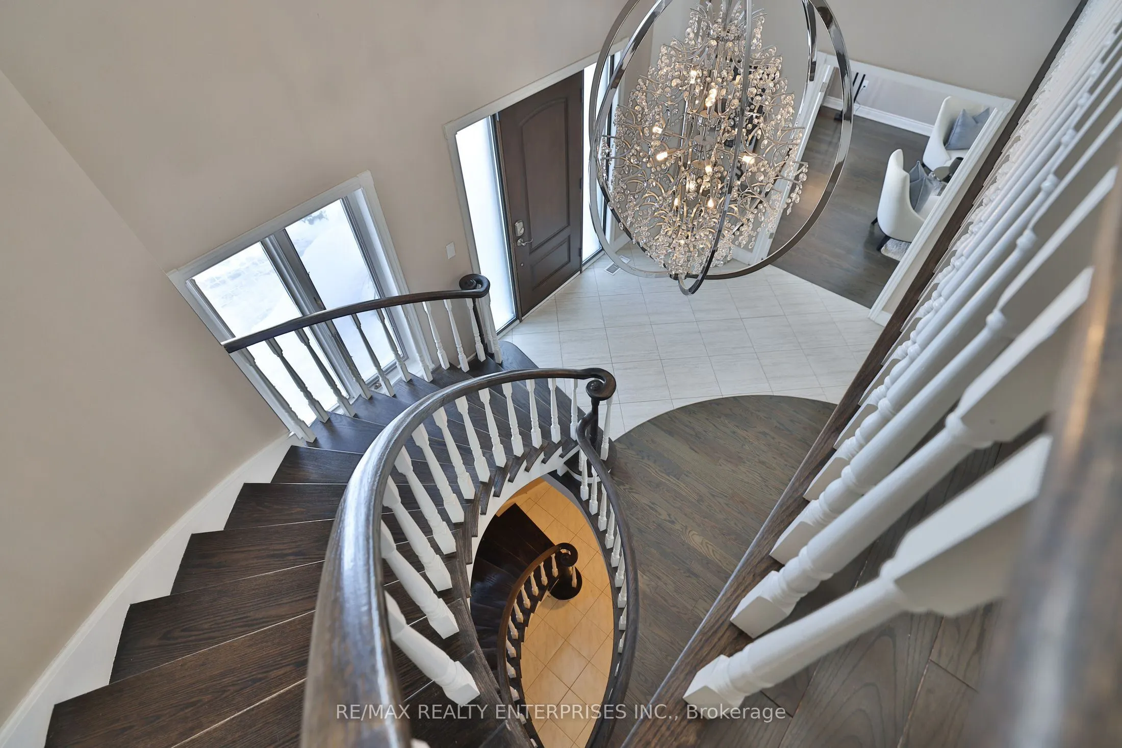 208 Mineola Road W
