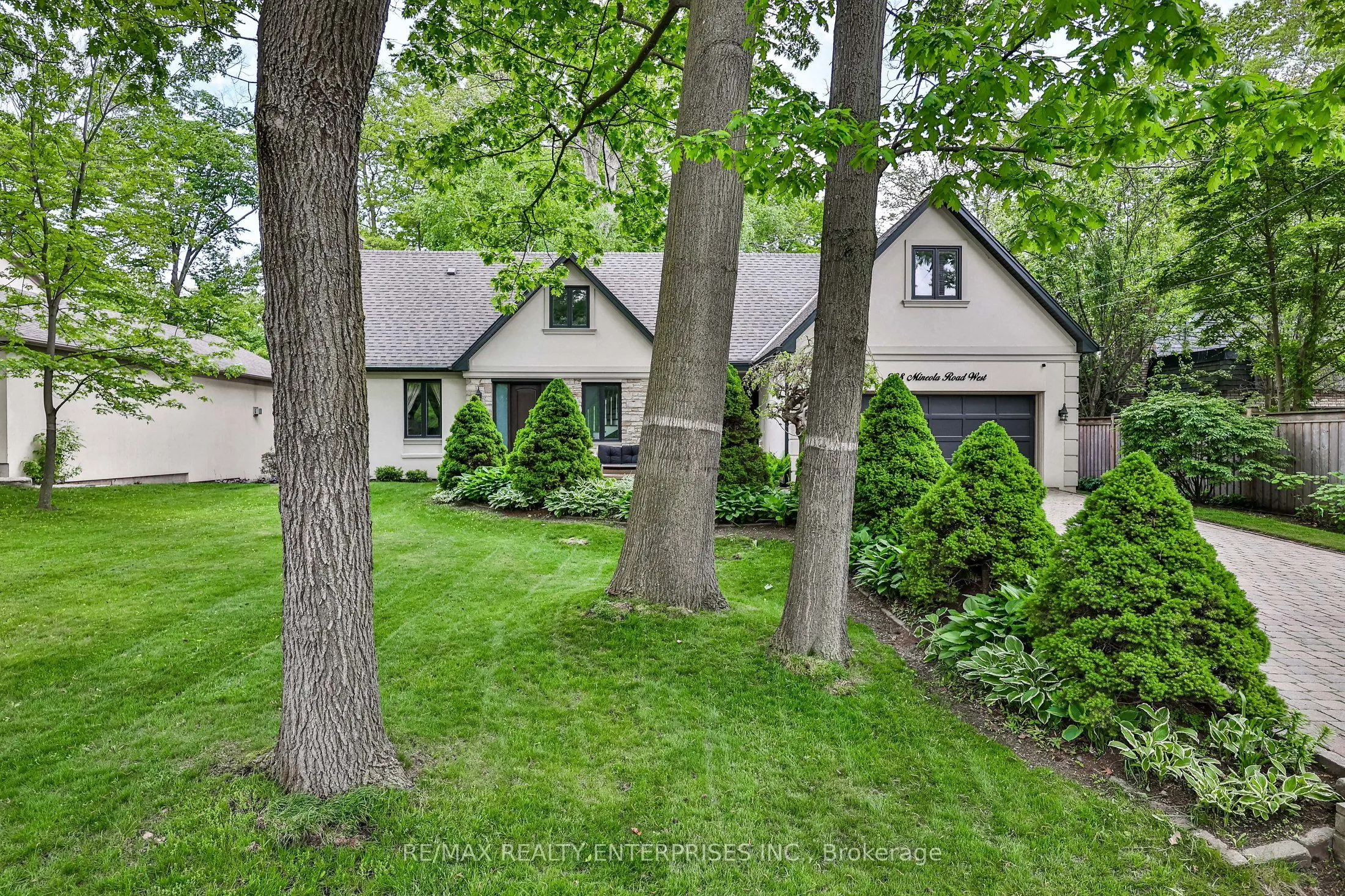 208 Mineola Road W