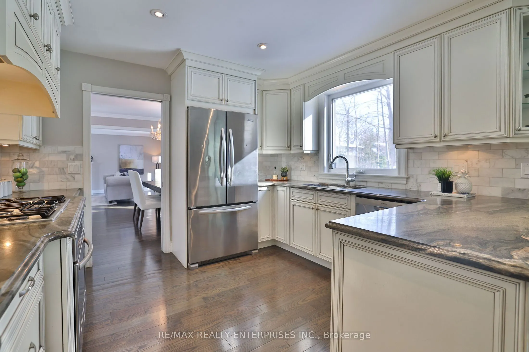 208 Mineola Road W