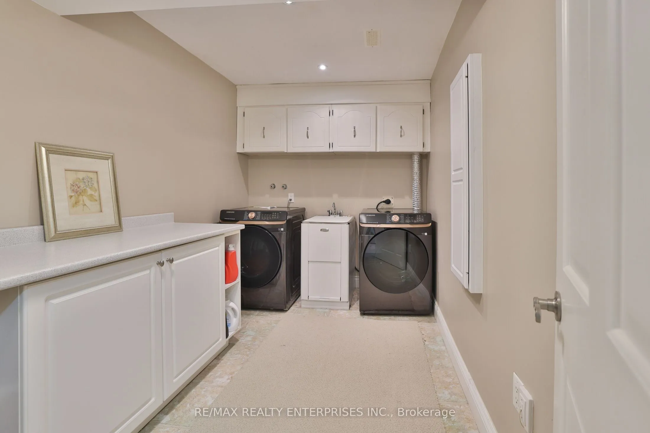208 Mineola Road W