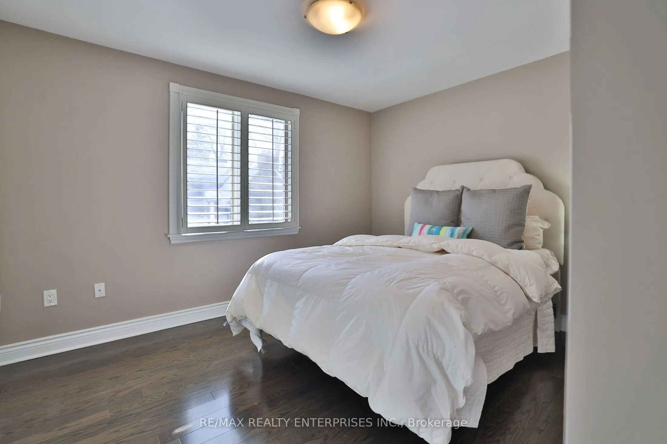 208 Mineola Road W