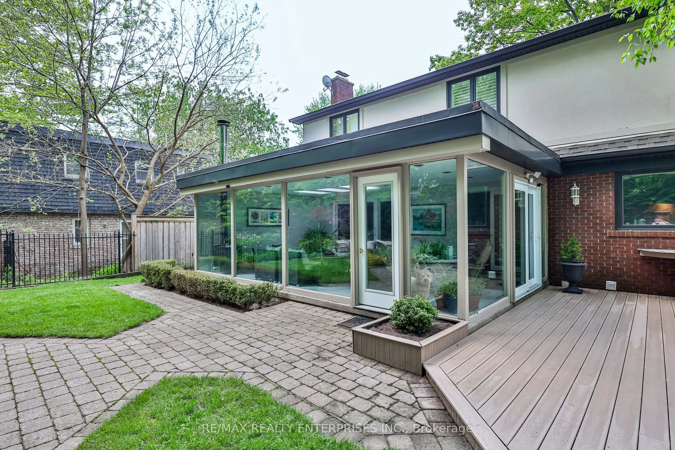 208 Mineola Road W