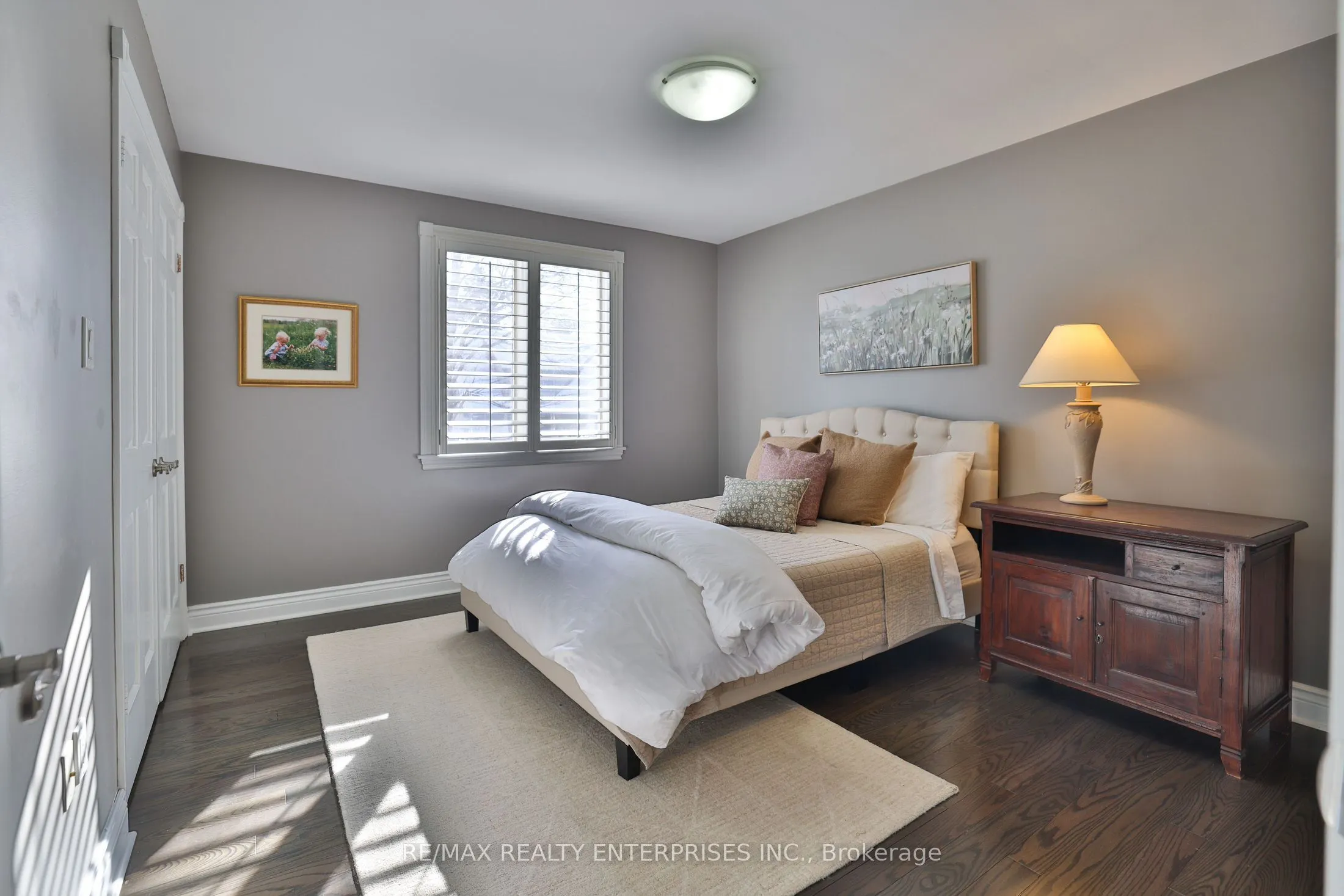208 Mineola Road W
