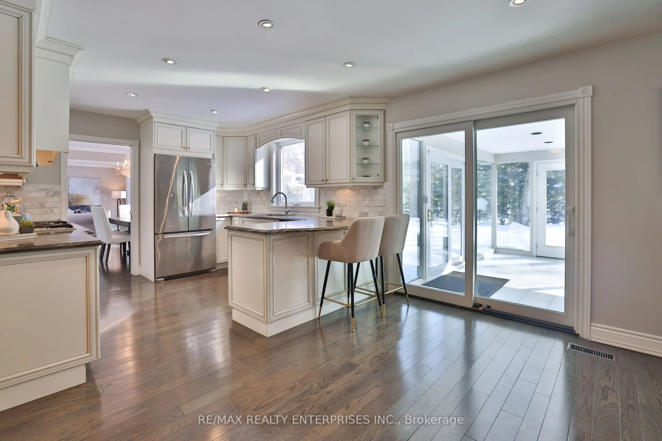208 Mineola Road W