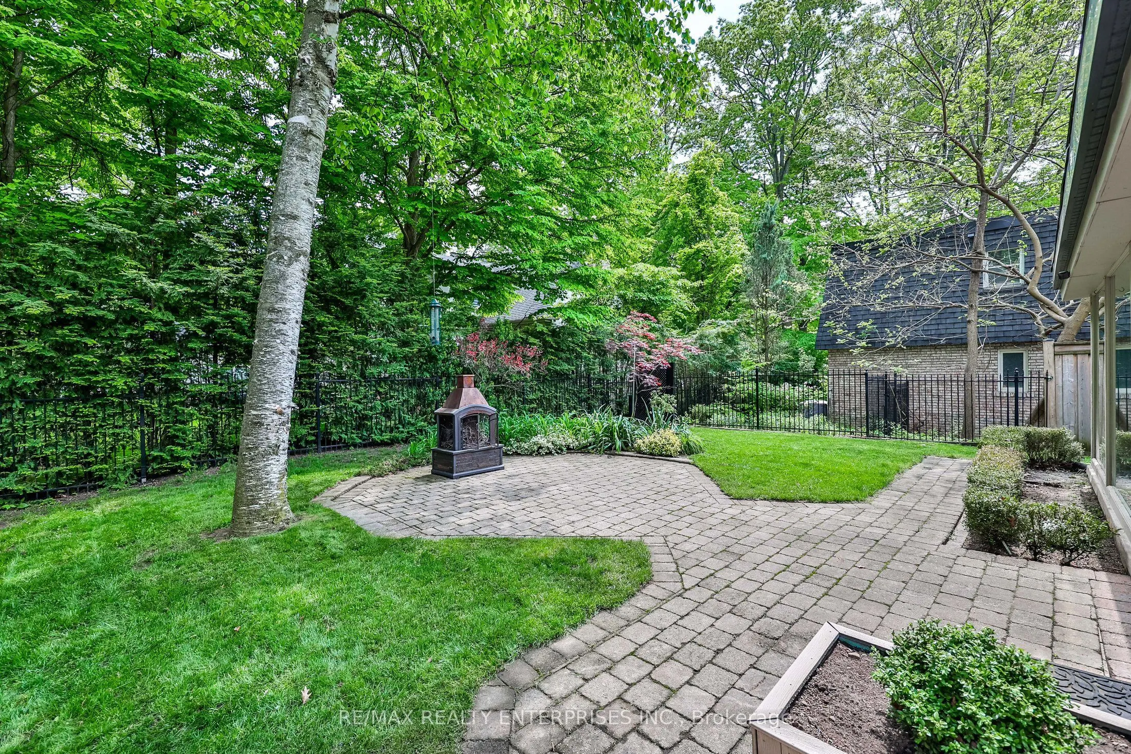 208 Mineola Road W