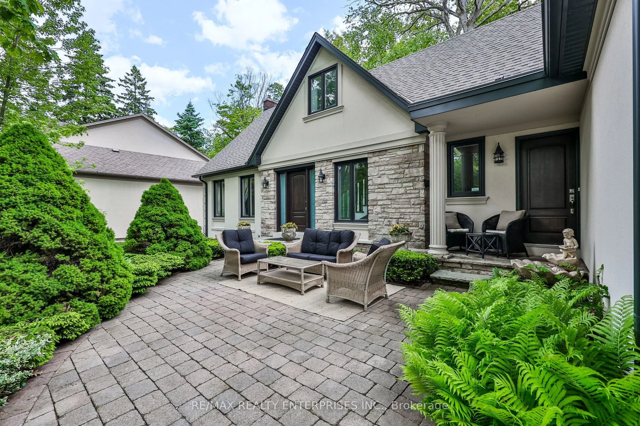 208 Mineola Road W
