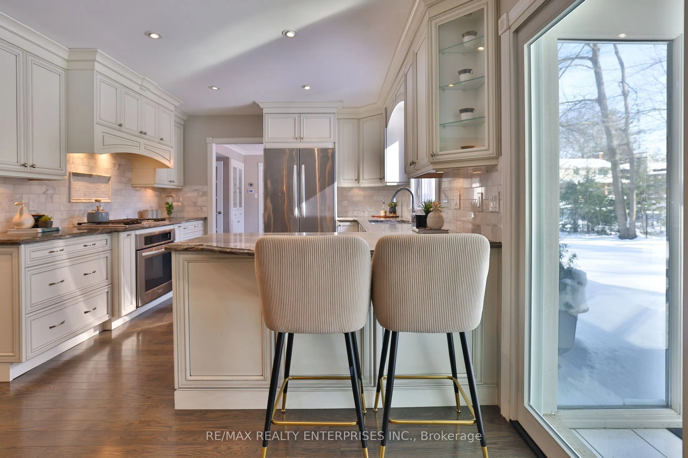 208 Mineola Road W