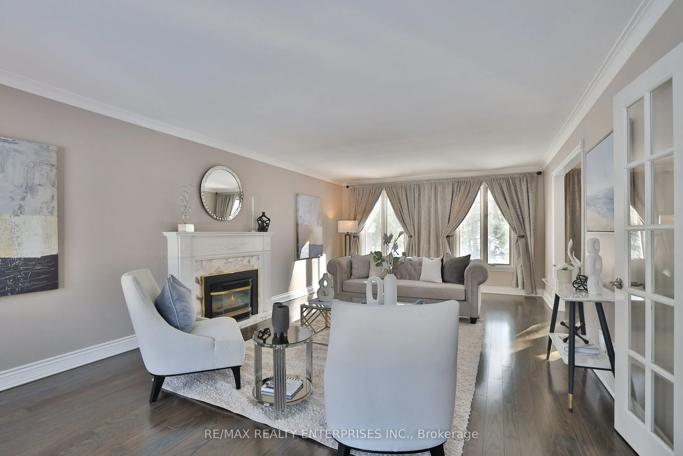 208 Mineola Road W