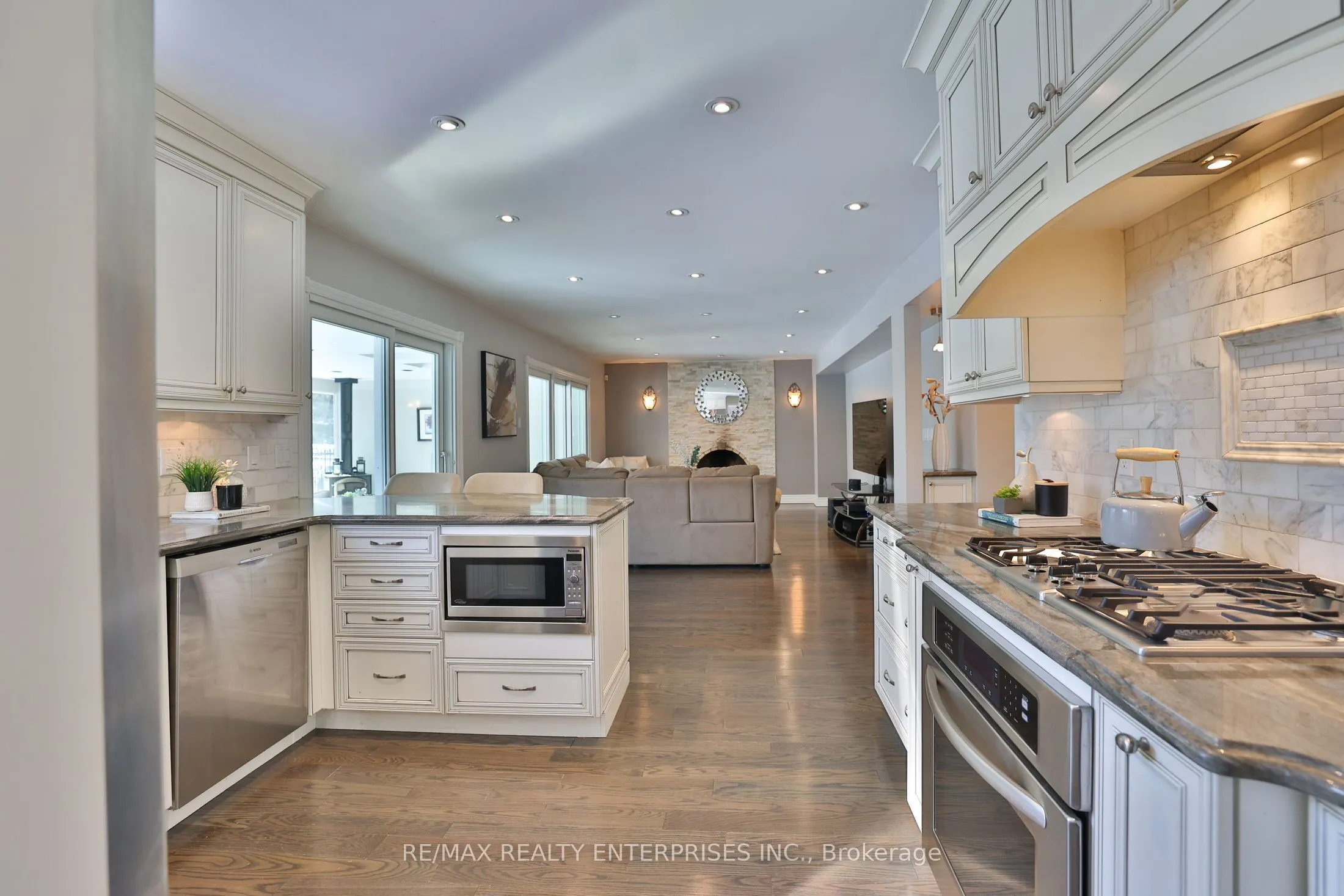 208 Mineola Road W